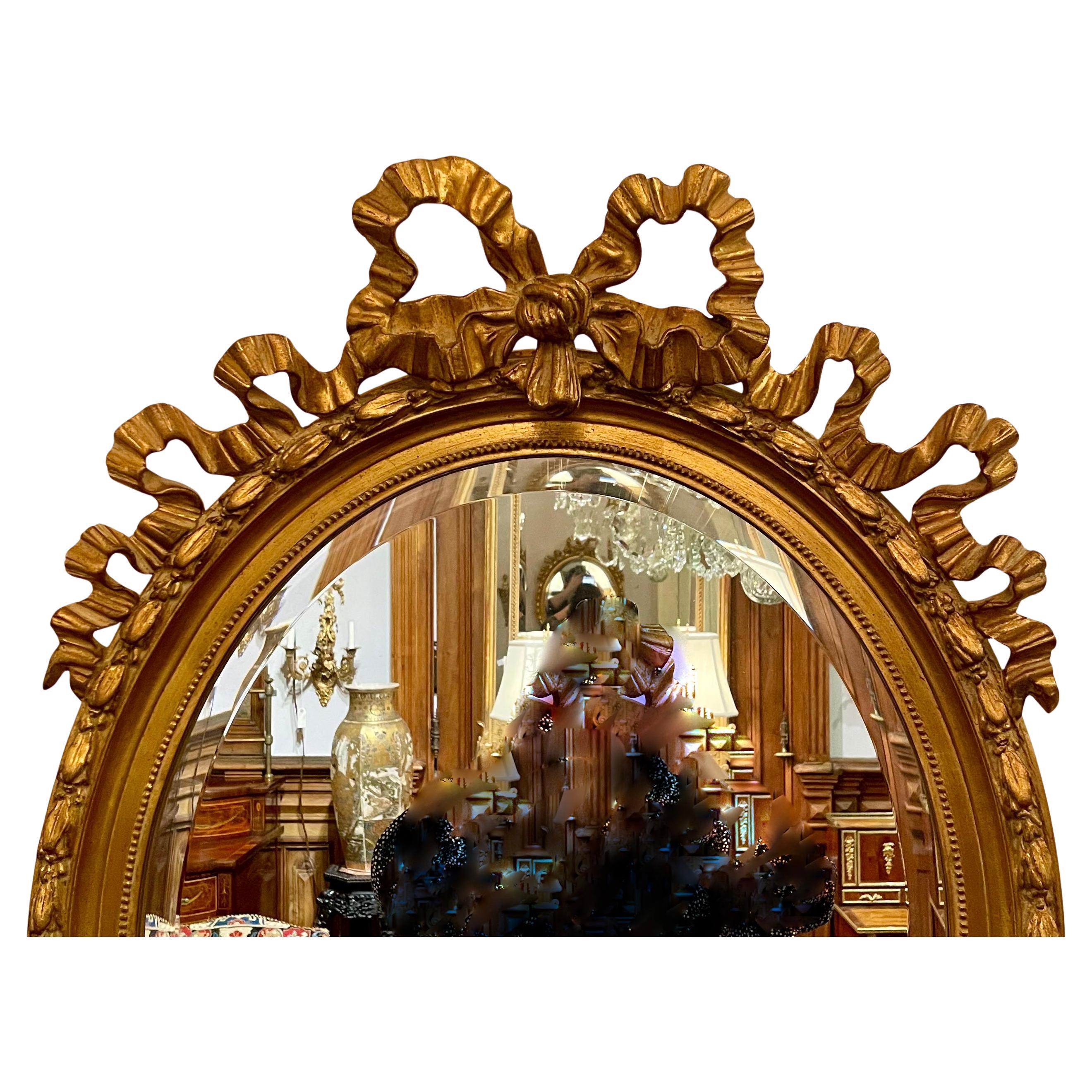 Biseauté Miroir ovale français d'antiquités en or avec motif de ruban biseauté et sculpté, vers 1890 en vente