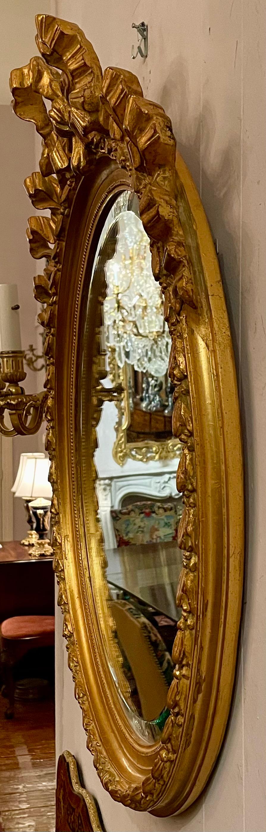 Miroir ovale français d'antiquités en or avec motif de ruban biseauté et sculpté, vers 1890 Bon état - En vente à New Orleans, LA