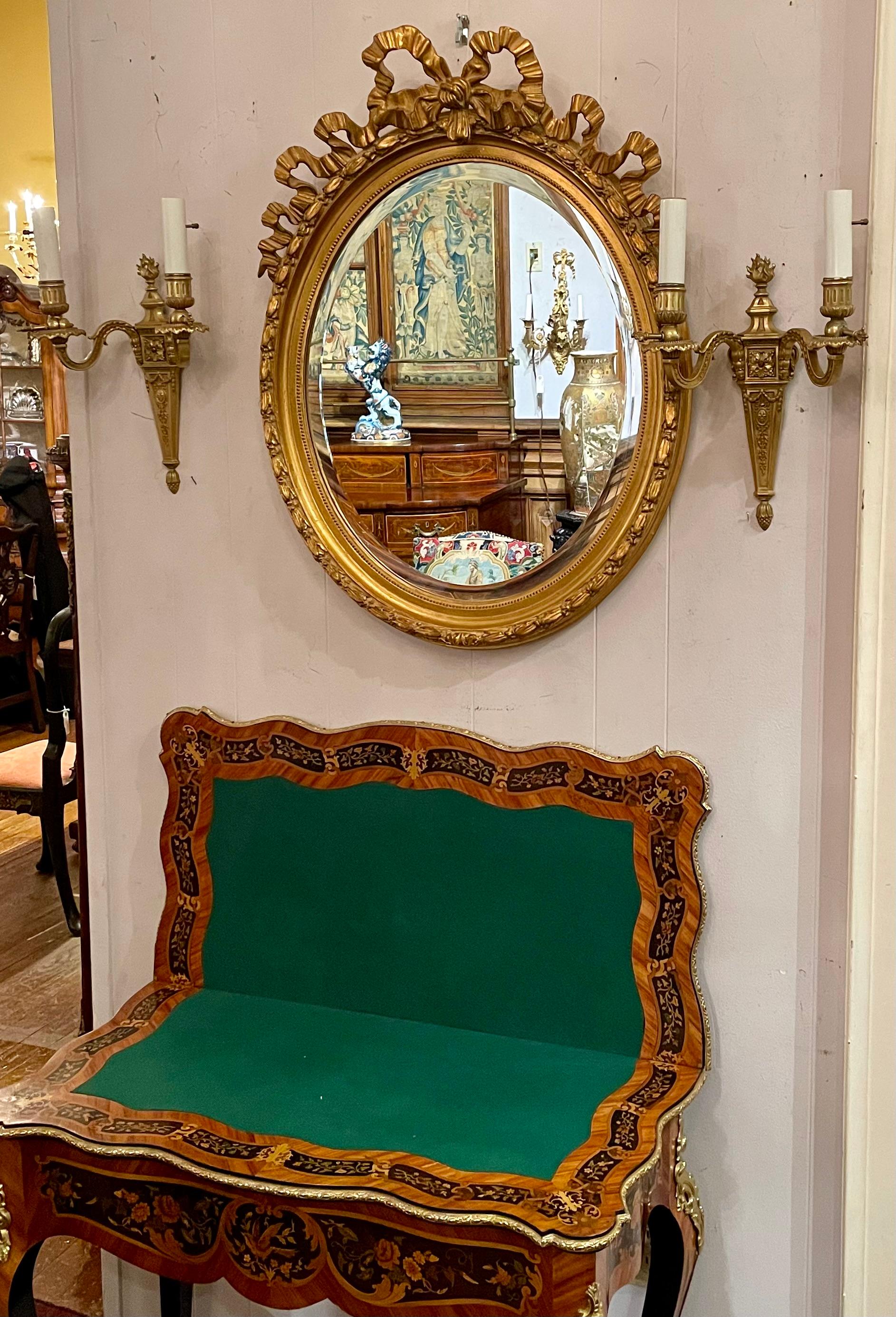 XIXe siècle Miroir ovale français d'antiquités en or avec motif de ruban biseauté et sculpté, vers 1890 en vente