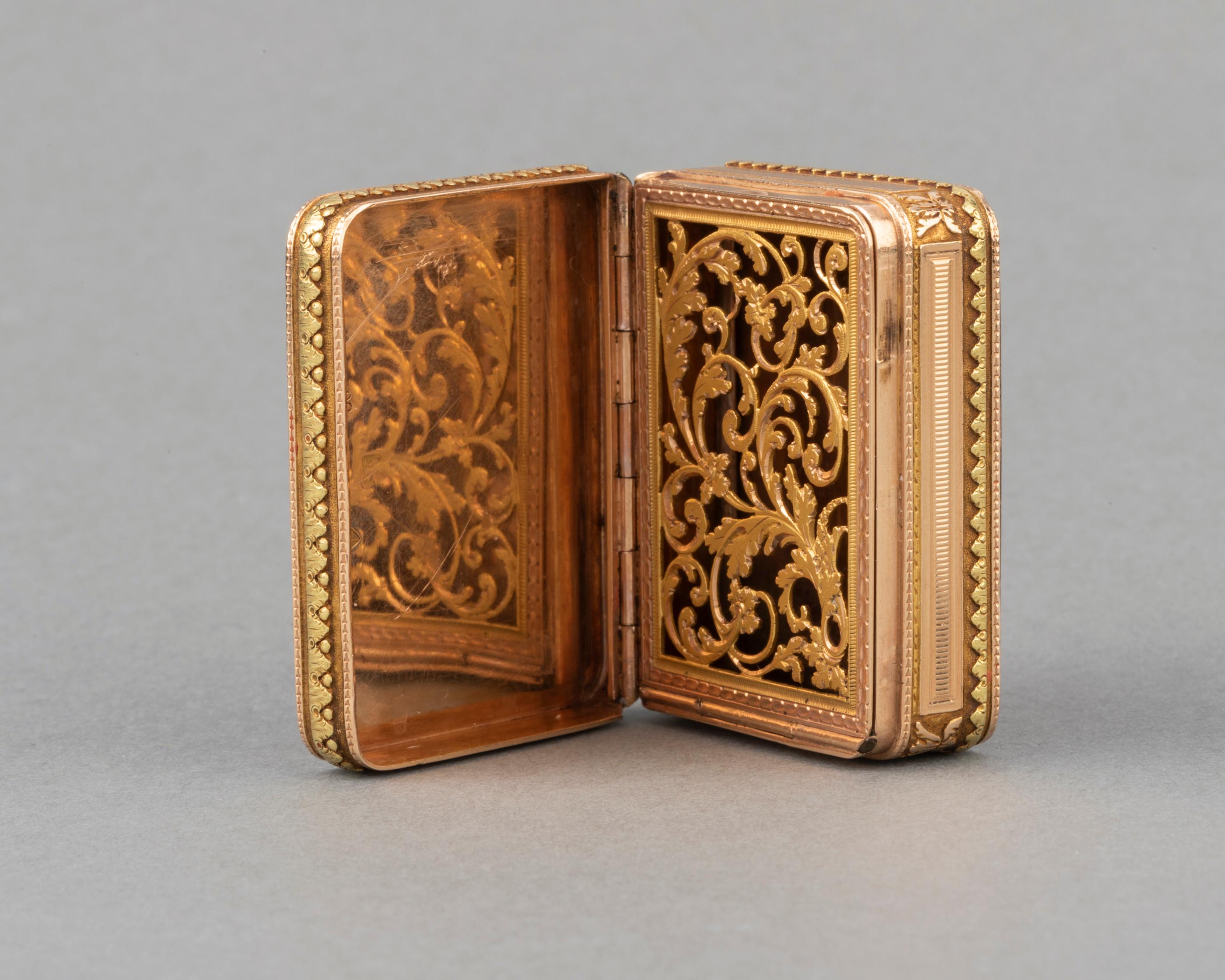 Very beautiful antique perfume boxe.
Made in France in early 19th Century.
dimensions: 38*25*14 mm
Multiple colors of gold 18k. 
Total weight: 28.70 grams.