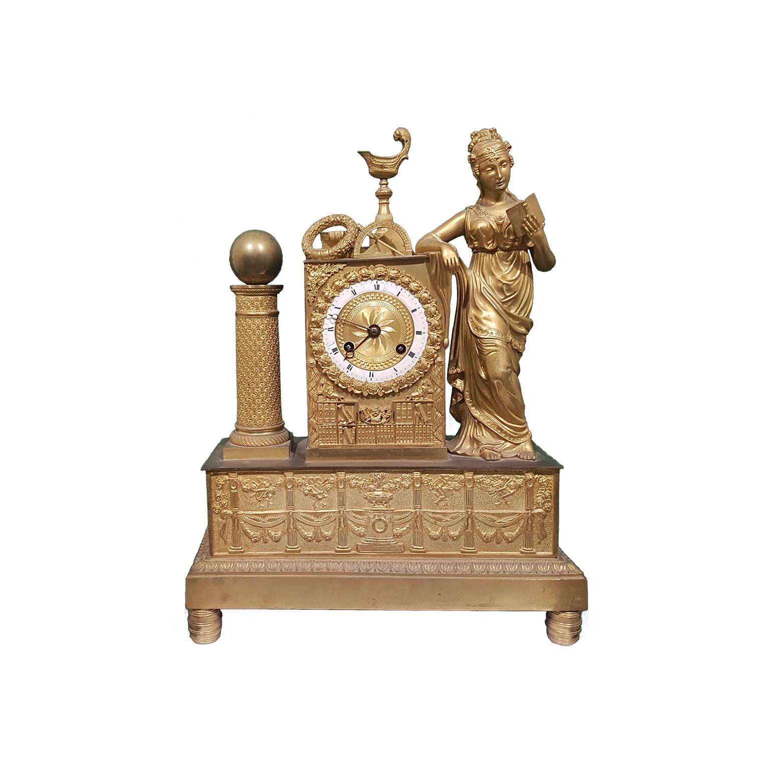 Plaqué Horloge d'étagère ancienne en bronze doré, 19e siècle en vente