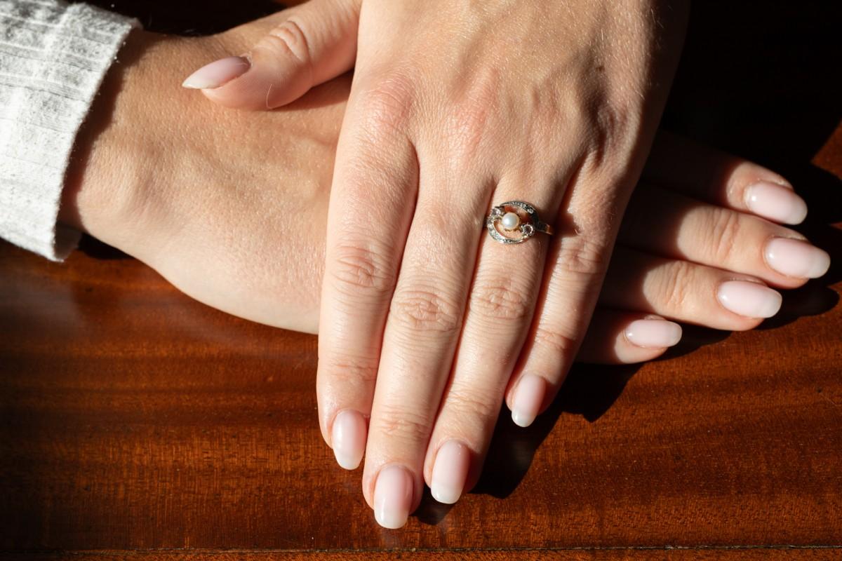 Antique ring made of 18-karat yellow gold and platinum, set with 2 main rose-cut diamonds weighing approx. 0.14 ct and a pearl. Additionally, 8 small rose-cut diamonds.

Very good condition, without damage.

Origin: France, first half of the 20th