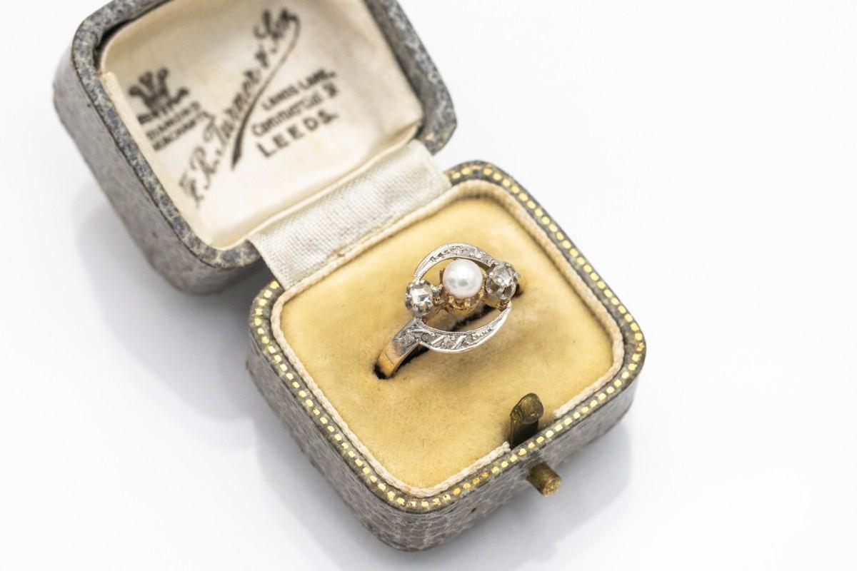 Art Nouveau Antique French gold ring with rose cut diamonds and a pearl For Sale