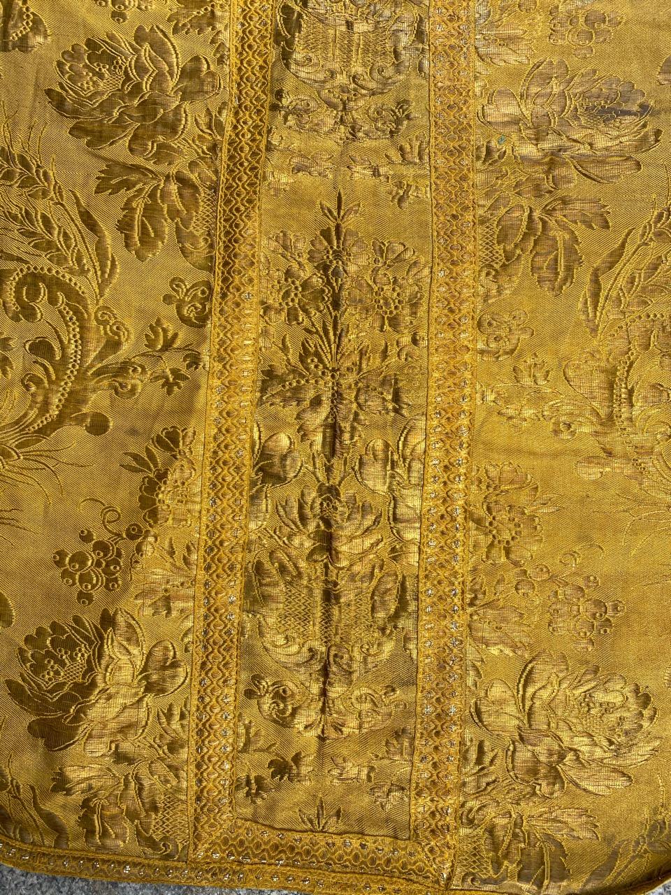 Wunderschönes christliches Messgewand aus dem frühen 20. Jahrhundert für einen Priester, komplett mit goldenen Metalldrähten gewebt, mit schönem Blumenmuster.

✨✨✨
