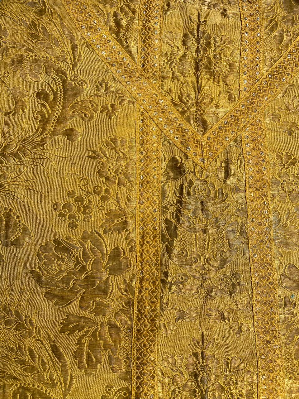 Bobyrug's Antike Französische Goldene Kasel (20. Jahrhundert) im Angebot