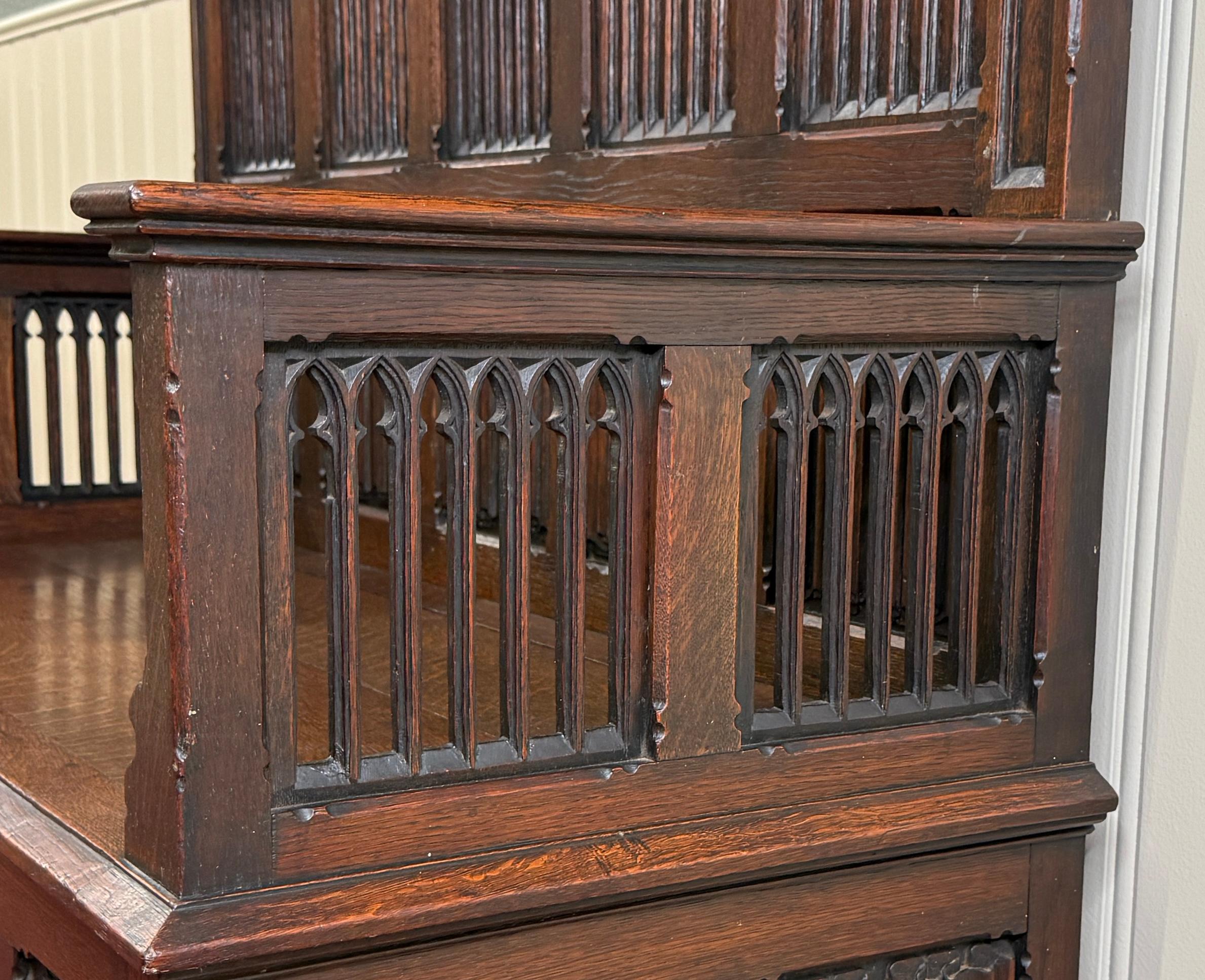 Antique French Gothic Bench Settee Oak Arches Linen Fold Lift Top Seat c. 1900 In Good Condition For Sale In Tyler, TX