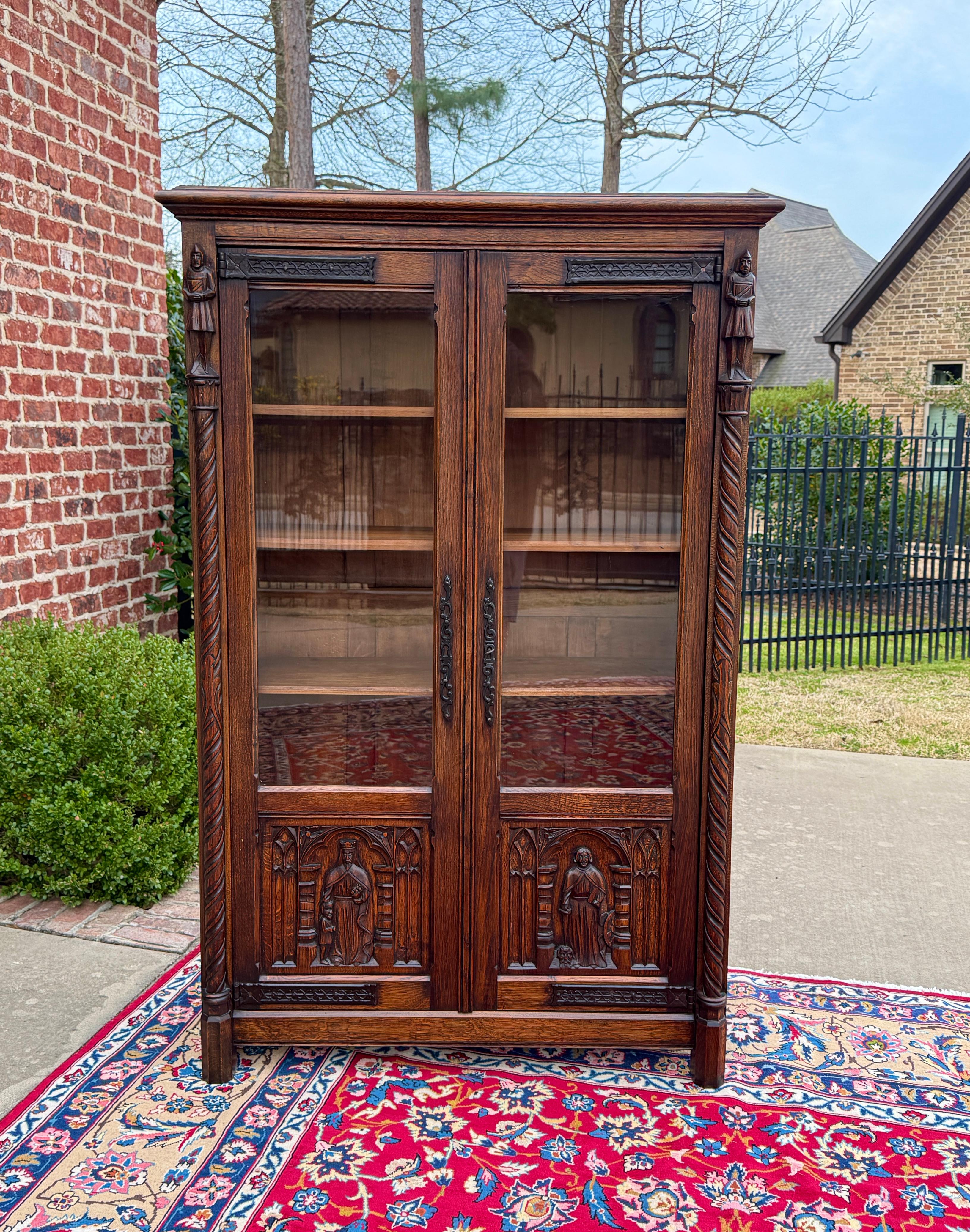 SCHÖNER Antiker französischer gotischer Stil Eichen Bücherschrank oder Vitrine mit doppelten Glastüren und Schlüssel~~c. 1920er~1930er Jahre

PERFEKT für Ihre antiken Lieblingsbücher oder Sammlerstücke

63,5