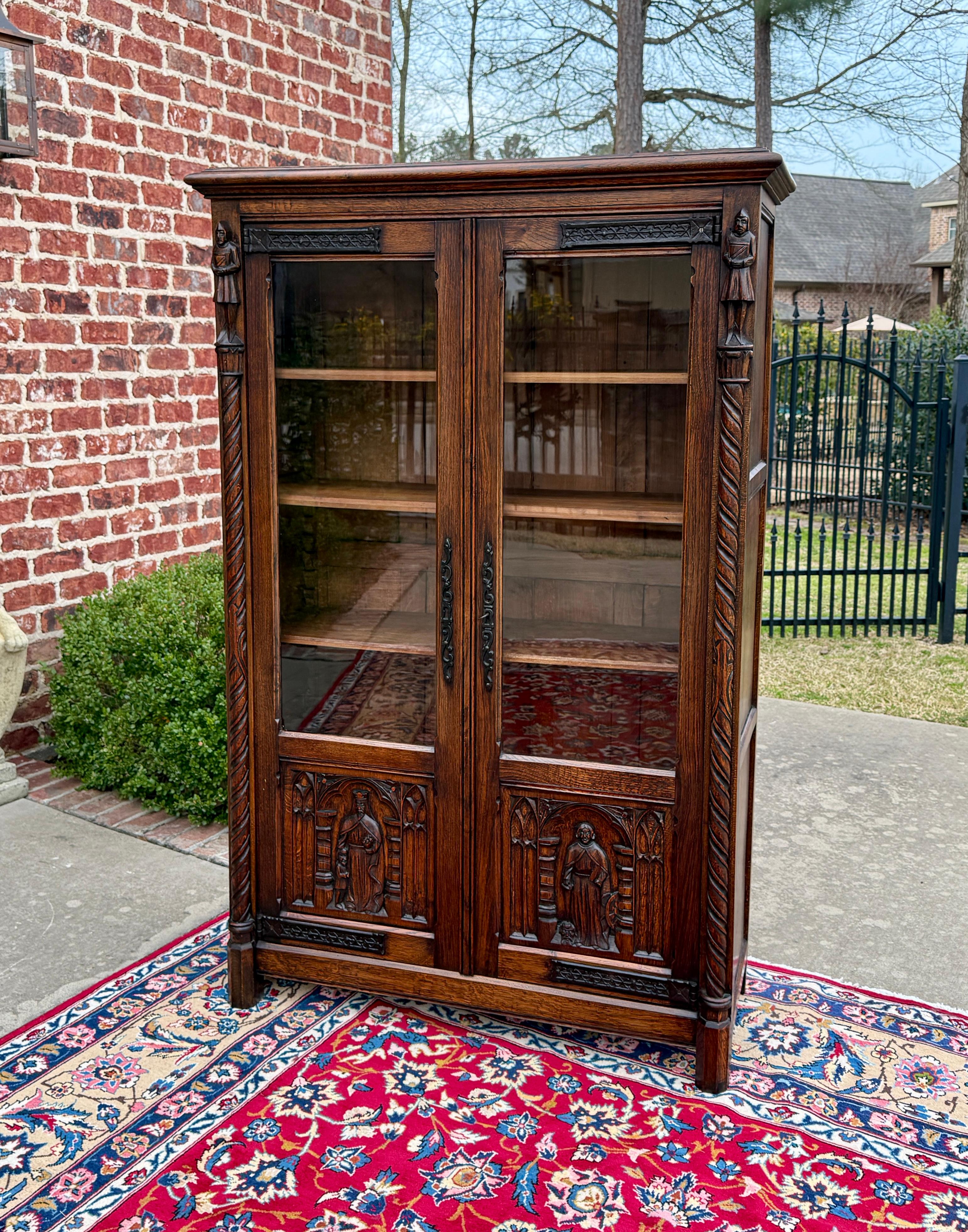 Antiker französischer gotischer Bücherregalschrank/ Bücherregal mit 2 Glastüren aus Eiche, ca. 1920er-30er Jahre (Geschnitzt) im Angebot