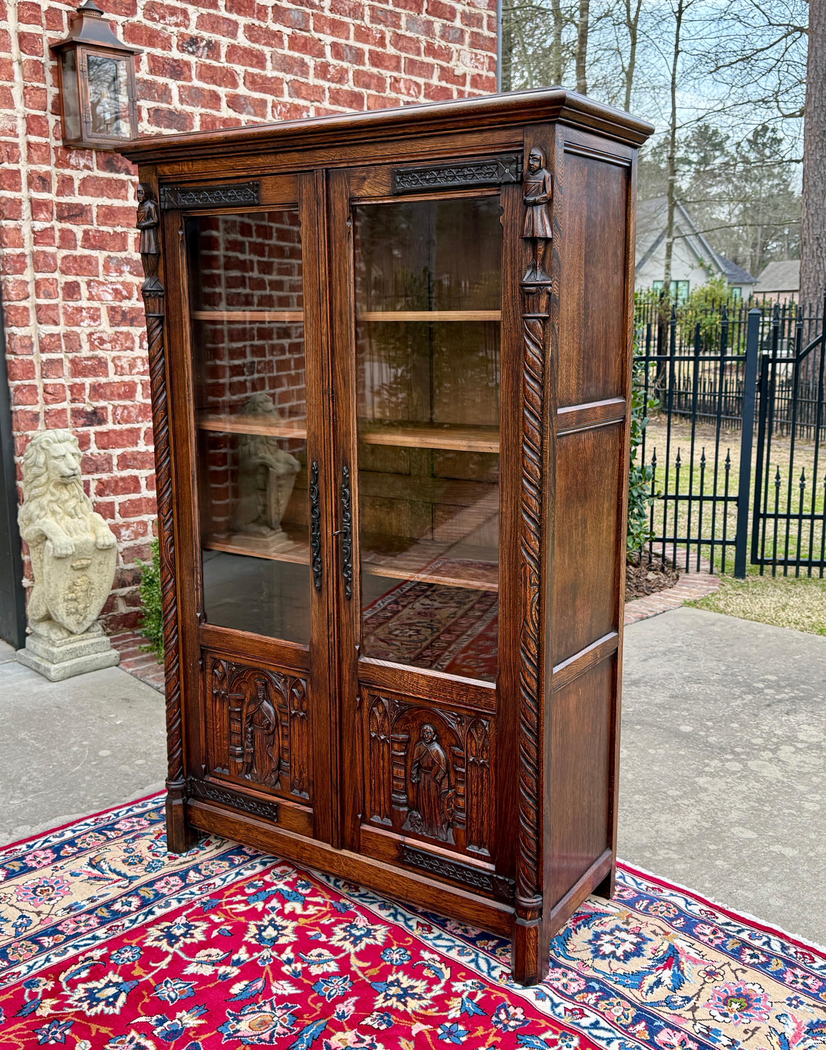 Antiker französischer gotischer Bücherregalschrank/ Bücherregal mit 2 Glastüren aus Eiche, ca. 1920er-30er Jahre im Zustand „Gut“ im Angebot in Tyler, TX