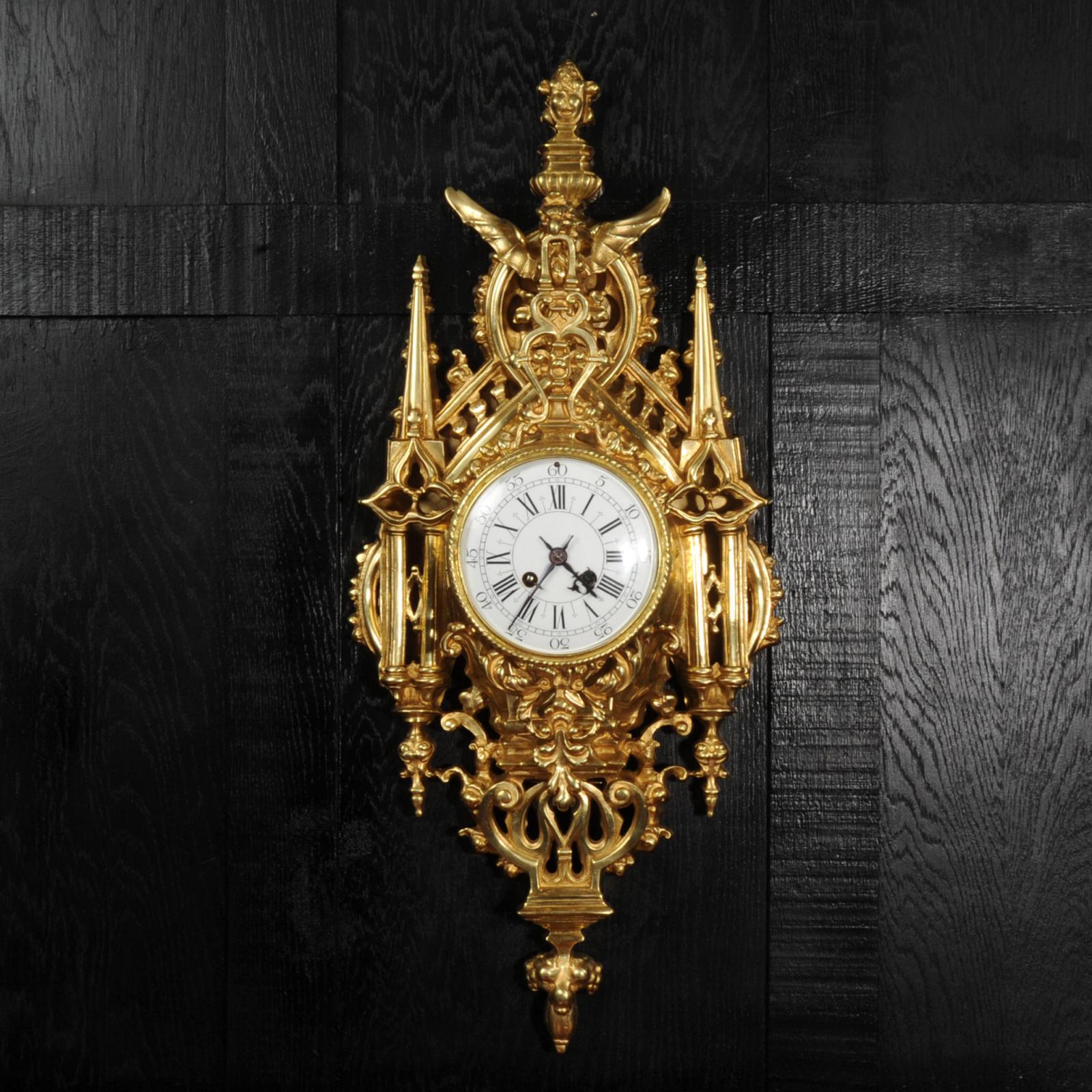 Raro y soberbio reloj de cartel gótico francés antiguo. Tiene un diseño arquitectónico con dos agujas gemelas y un elevado tejado de tracería. Encima, una mítica criatura voladora sostiene delicadamente el reloj, que representa la fragilidad del