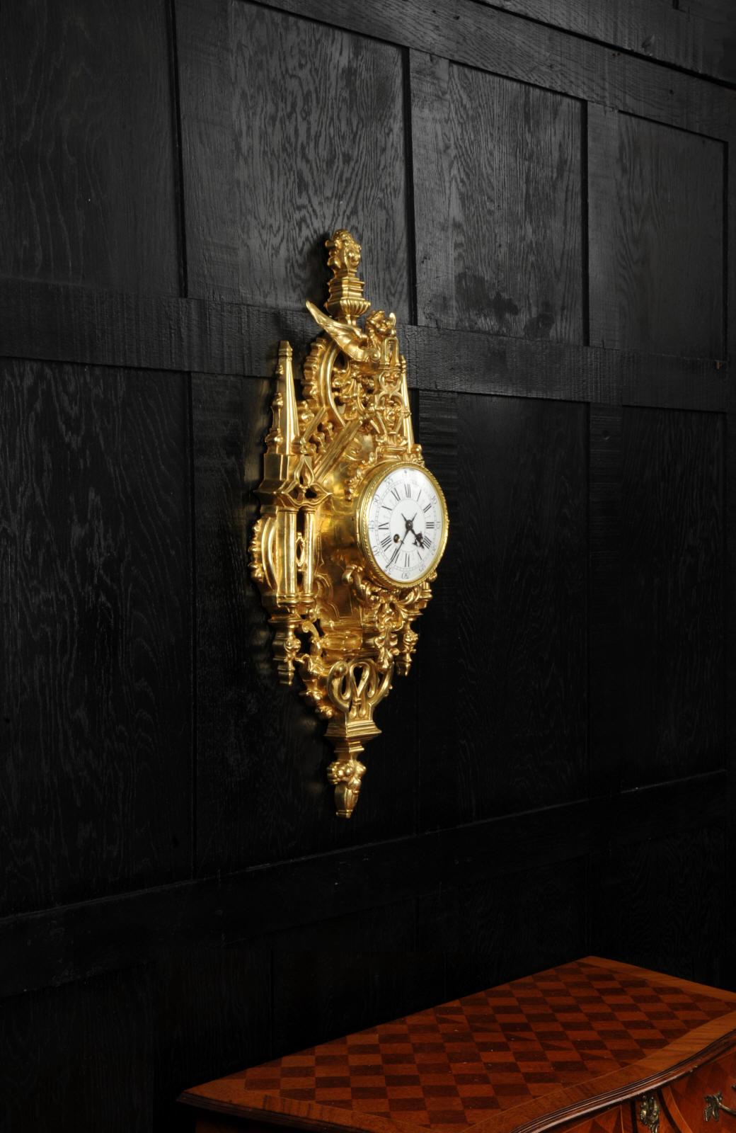 Antique French Gothic Cartel Wall Clock - Raro - Totalmente restaurado - Henri Riondet Bronce en venta