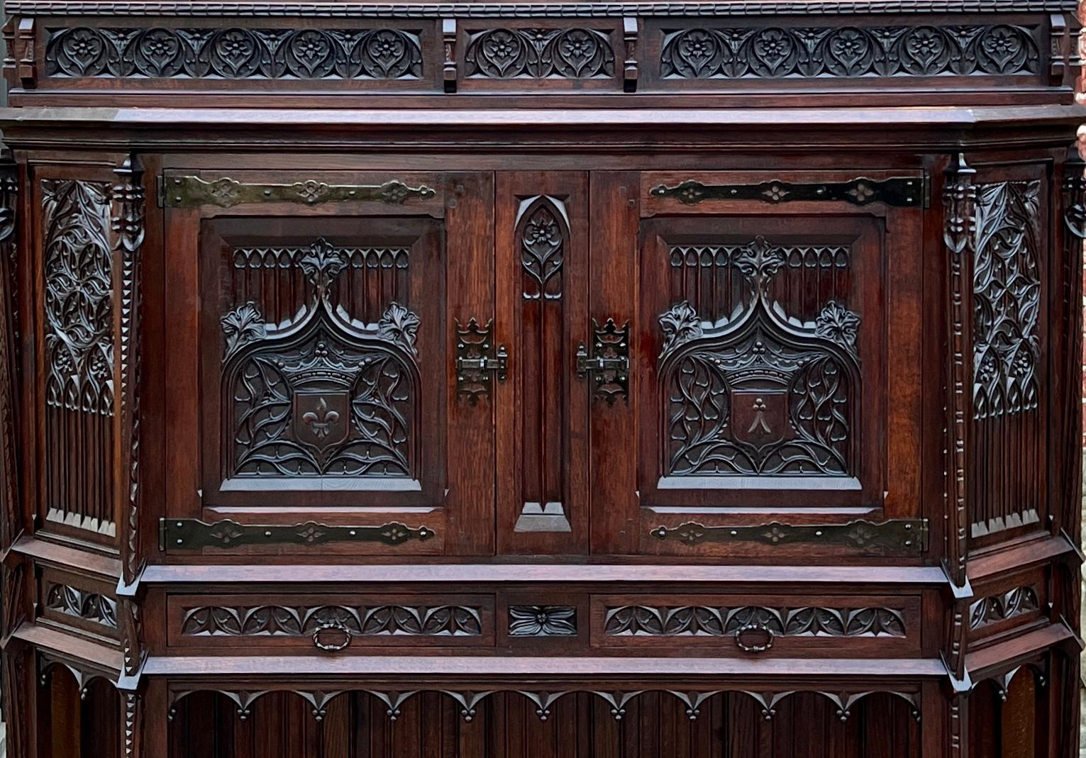 Ancienne armoire à vin gothique pour autel de cathédrale en chêne sculpté 115