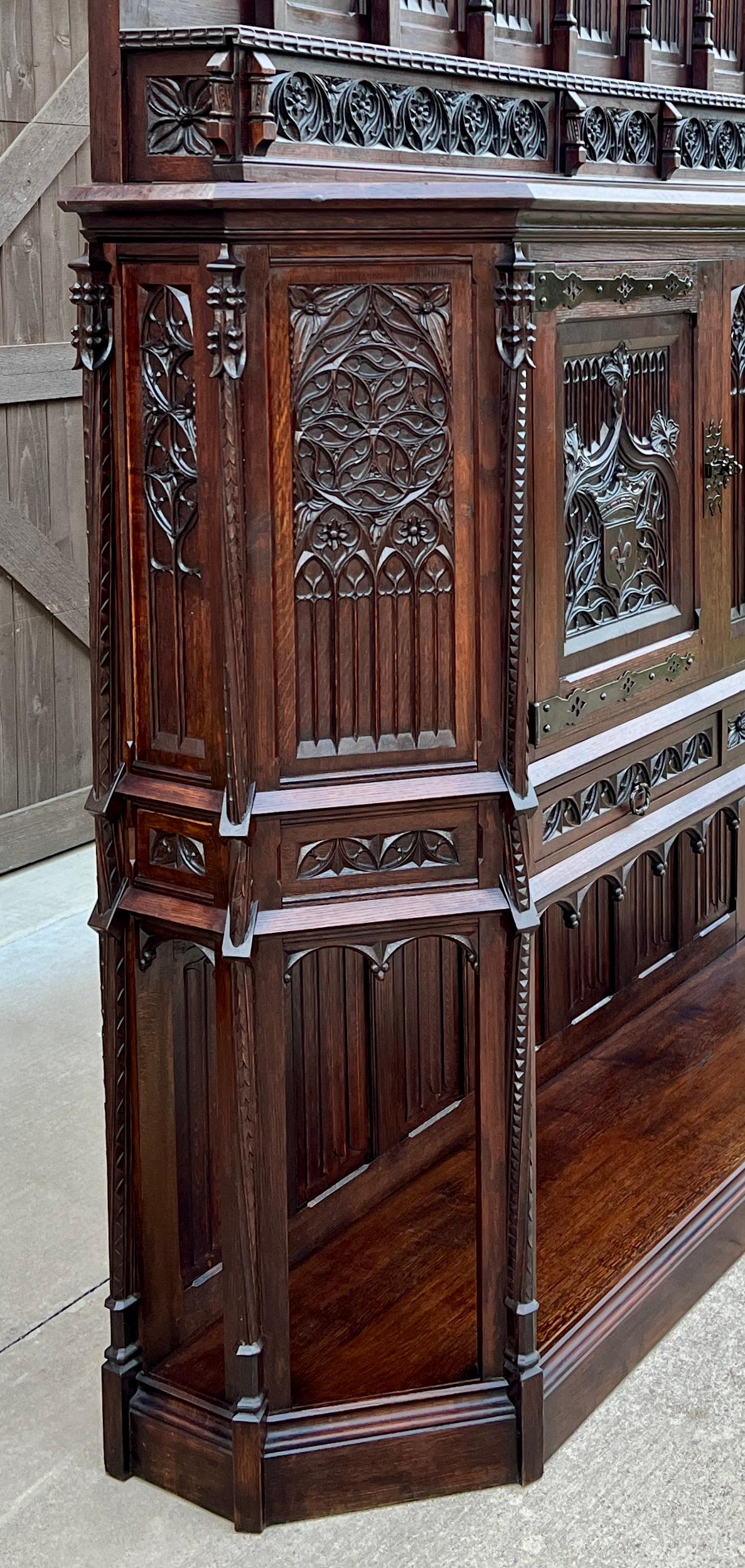 Français Ancienne armoire à vin gothique pour autel de cathédrale en chêne sculpté 115