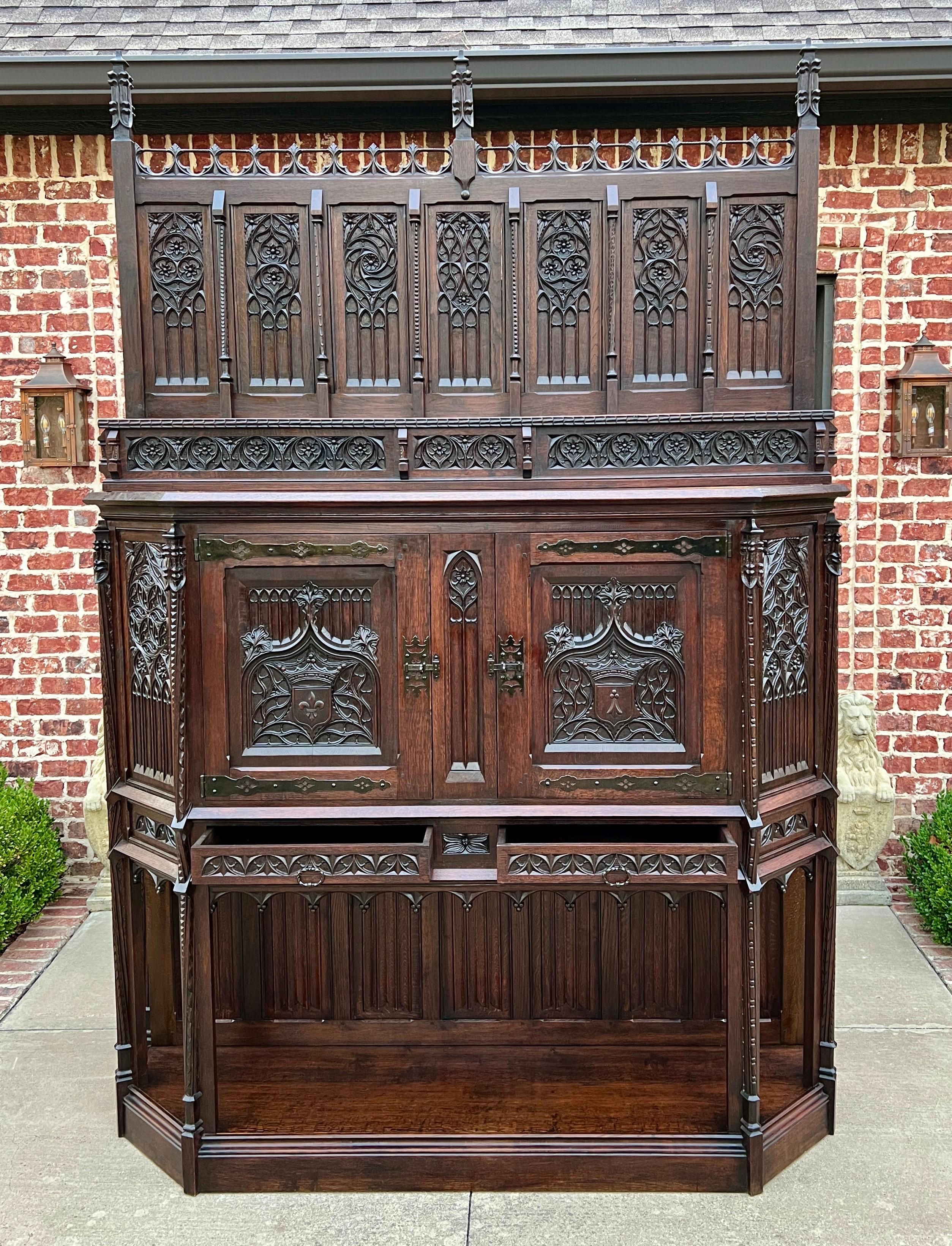 Ancienne armoire à vin gothique pour autel de cathédrale en chêne sculpté 115
