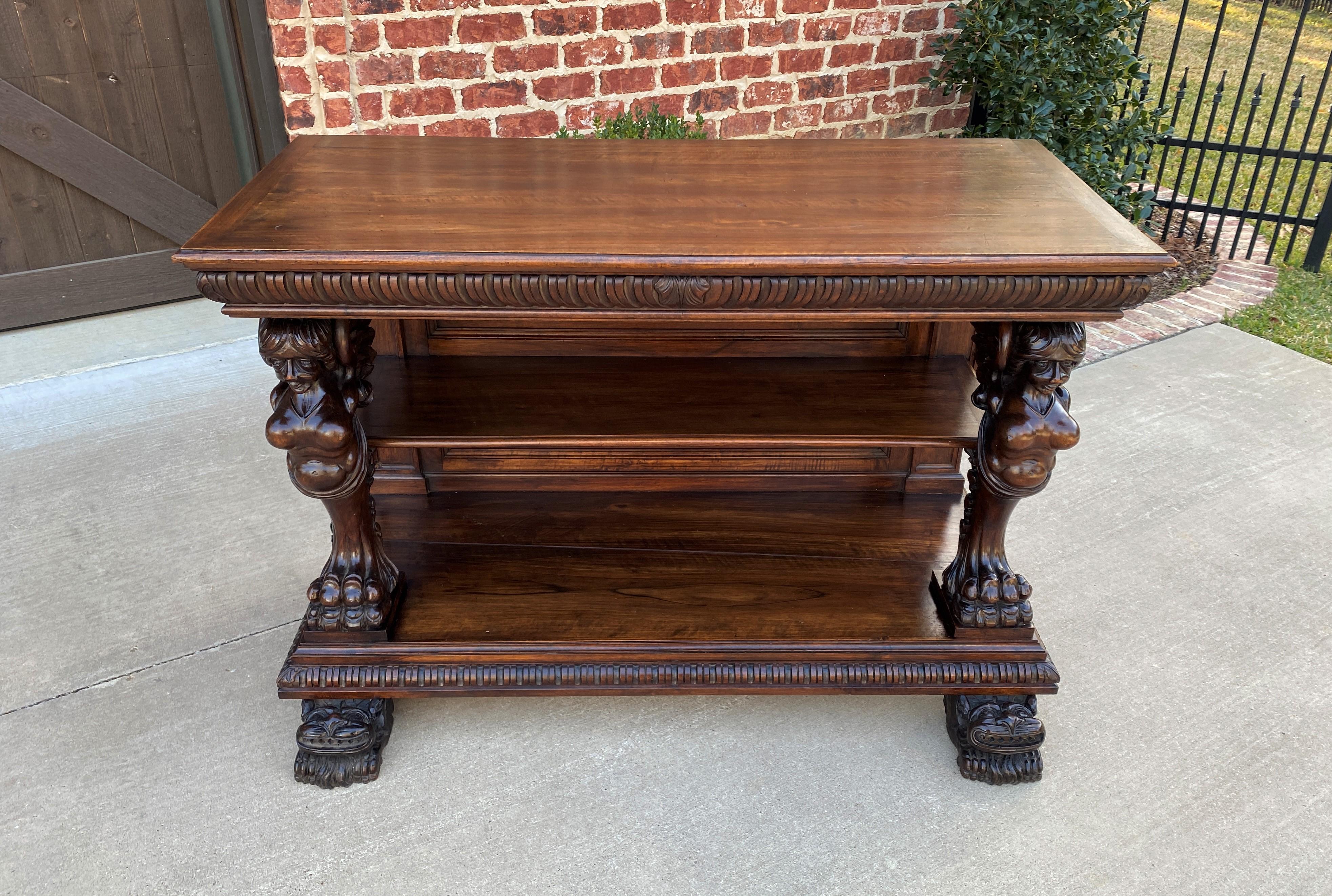 Ancienne table console gothique française serveur buffet à 2 niveaux en noyer figure ailée en vente 2