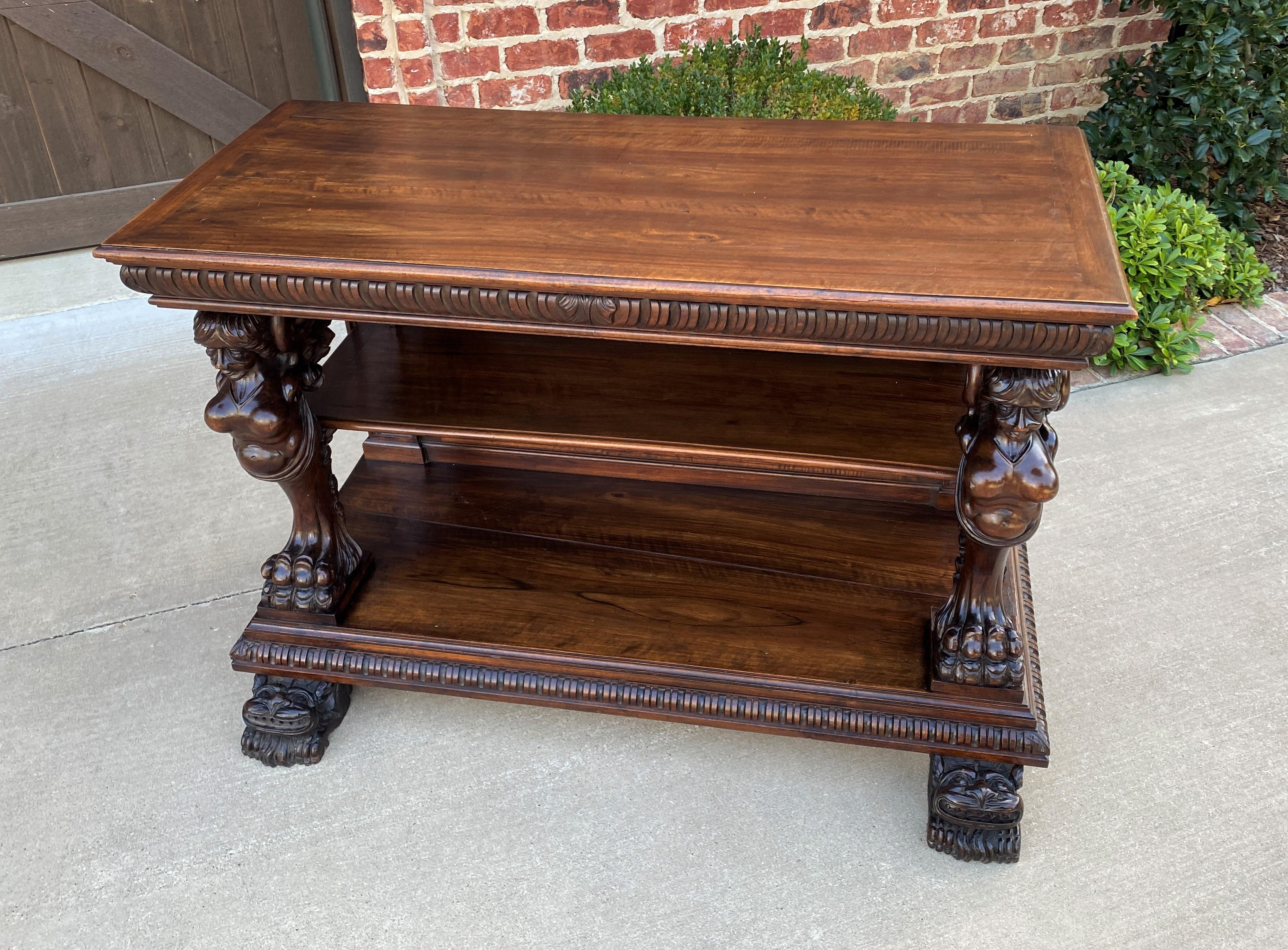 Ancienne table console gothique française serveur buffet à 2 niveaux en noyer figure ailée en vente 5