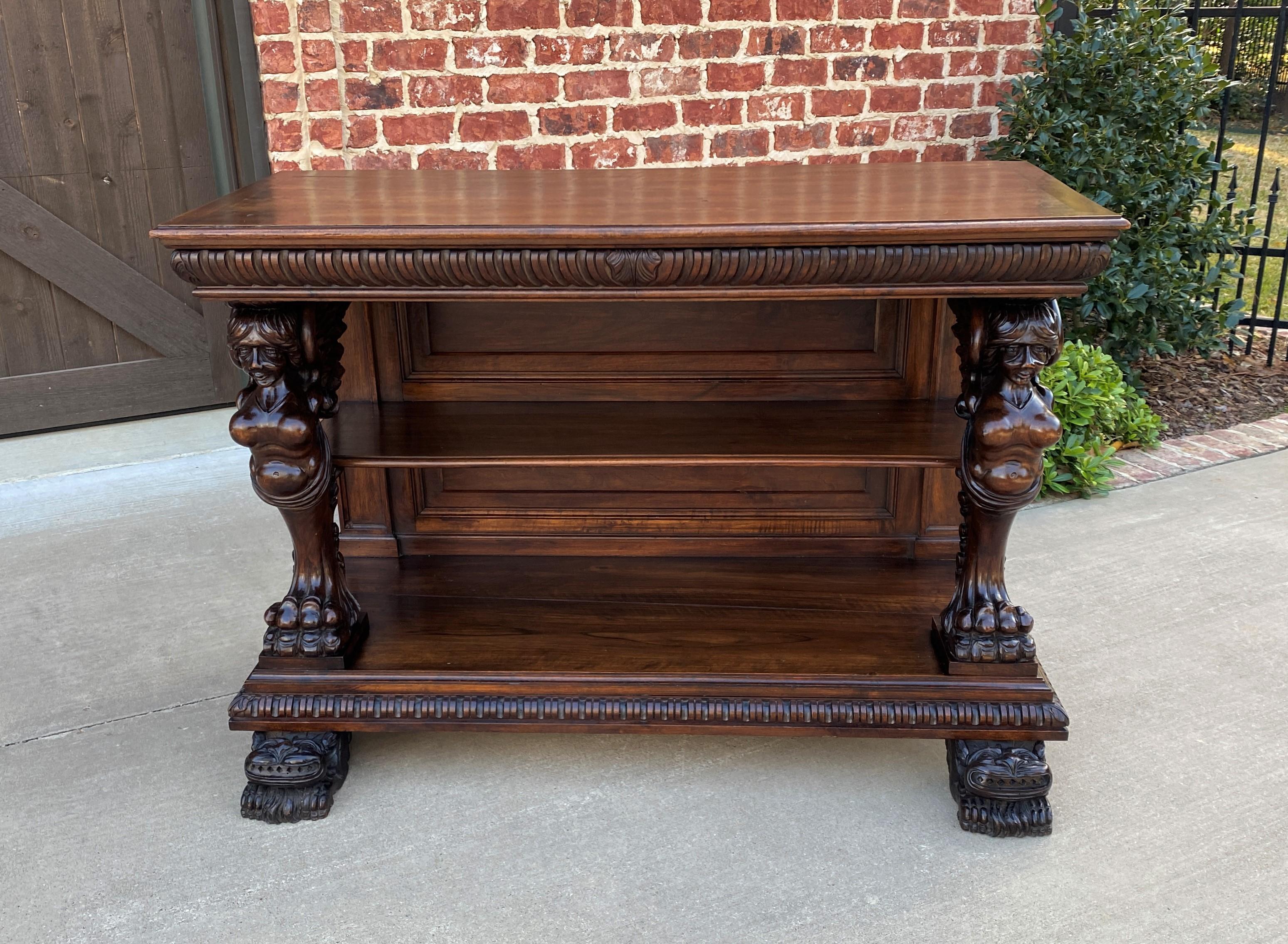 Ancienne table console gothique française serveur buffet à 2 niveaux en noyer figure ailée en vente 6