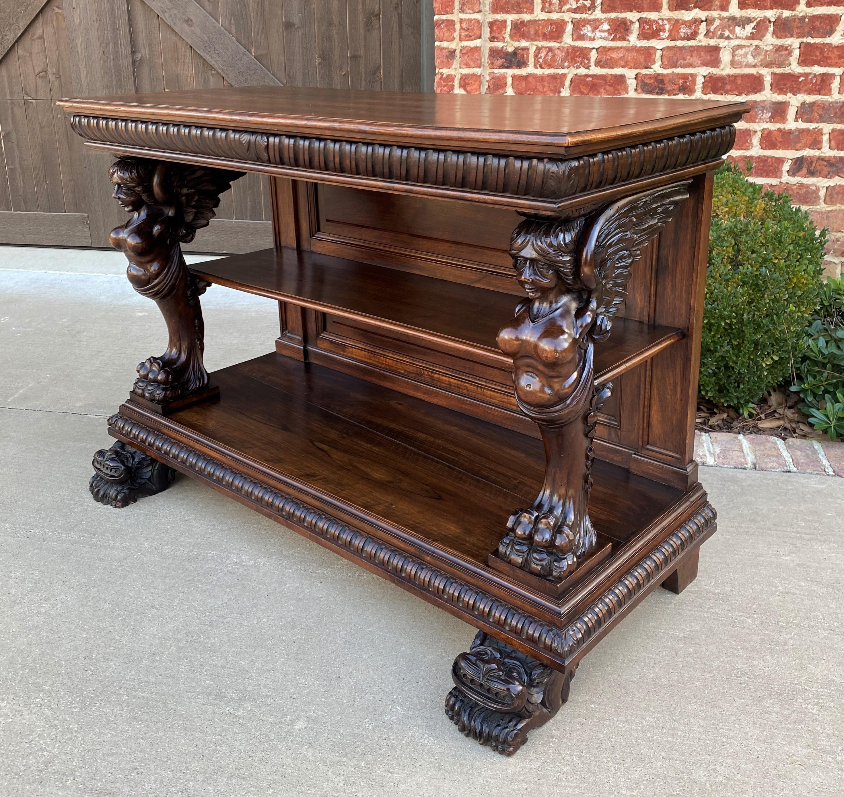 Ancienne table console gothique française serveur buffet à 2 niveaux en noyer figure ailée en vente 7