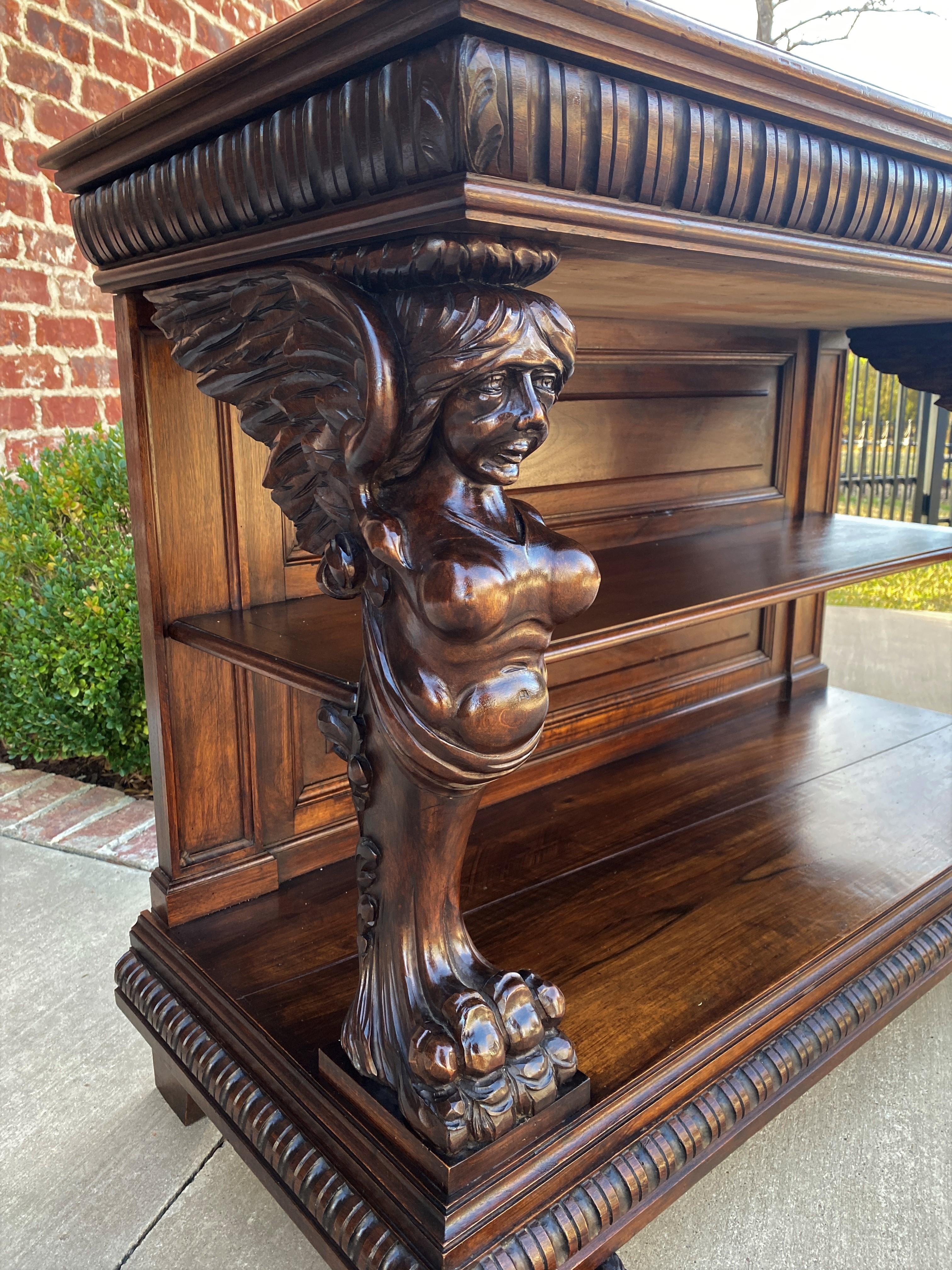 Ancienne table console gothique française serveur buffet à 2 niveaux en noyer figure ailée en vente 9