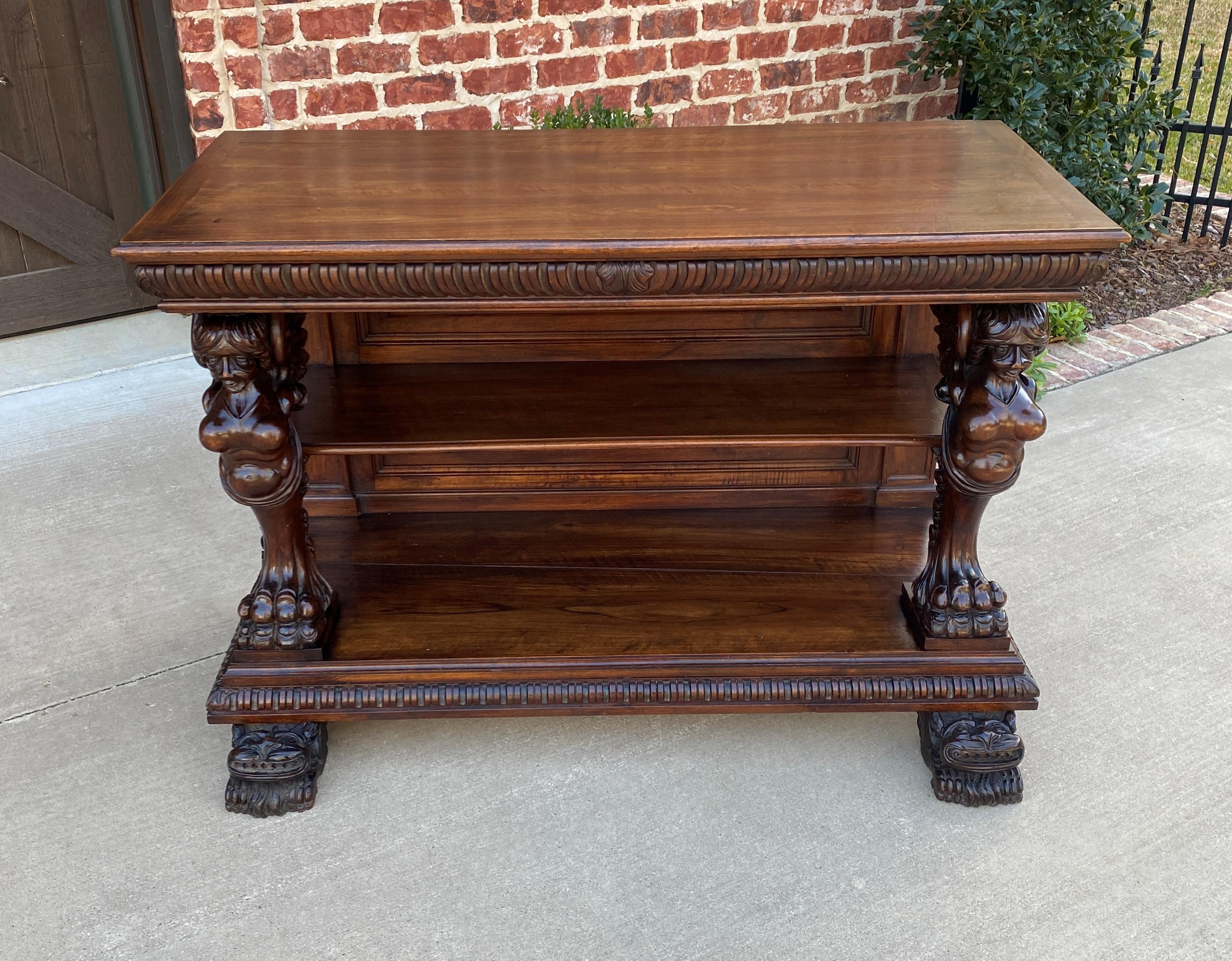 Sculpté Ancienne table console gothique française serveur buffet à 2 niveaux en noyer figure ailée en vente