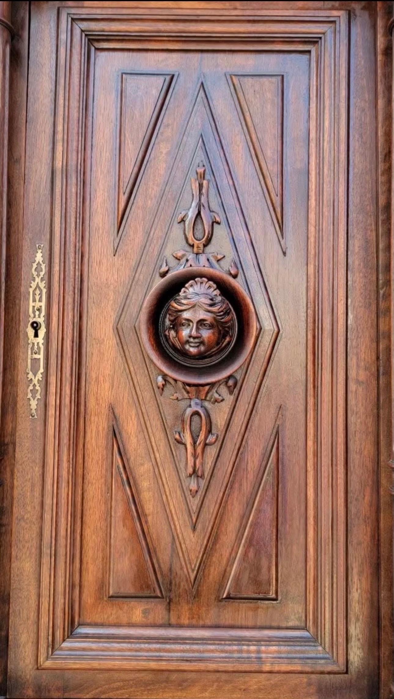 Gothique Ancienne armoire buffet de château en noyer sculpté, de style gothique français en vente