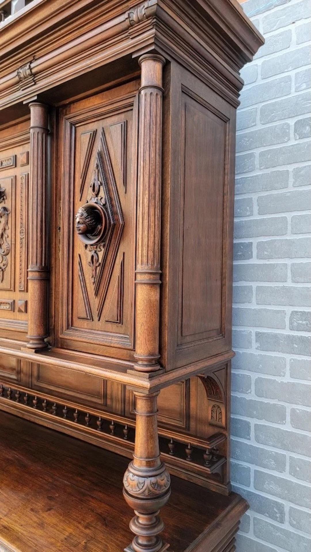 Antique French Gothic Figural Carved Walnut Chateau Buffet Sideboard Cabinet Renacimiento gótico en venta