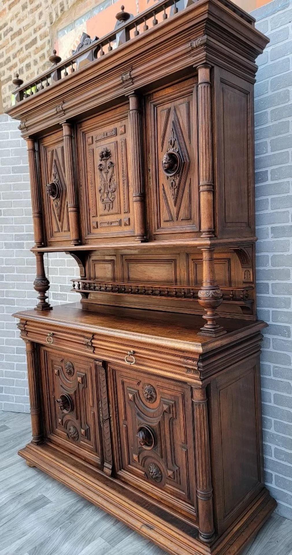 Antique French Gothic Figural Carved Walnut Chateau Buffet Sideboard Cabinet Francés en venta