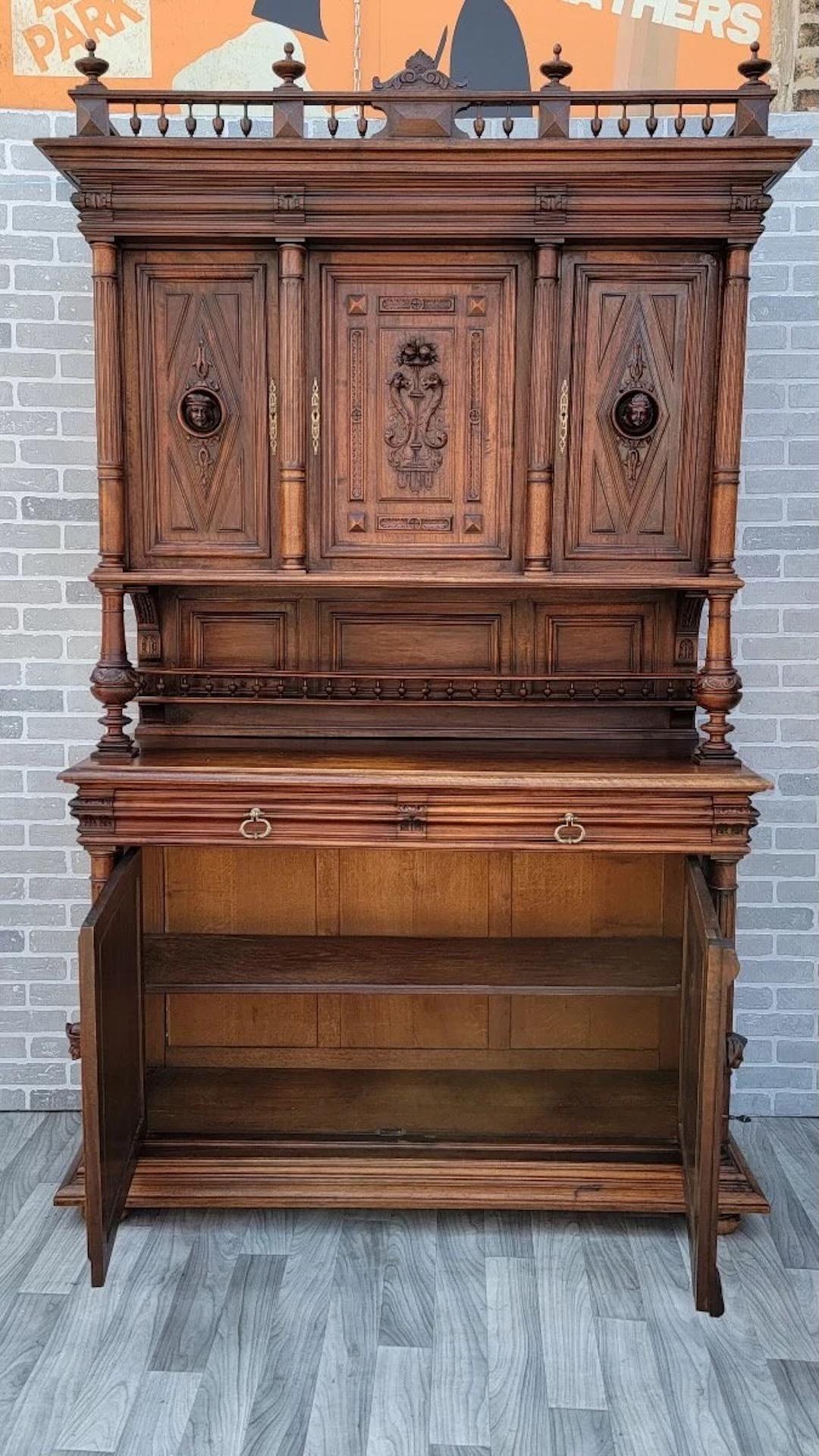 Antique French Gothic Figural Carved Walnut Chateau Buffet Sideboard Cabinet Tallado a mano en venta