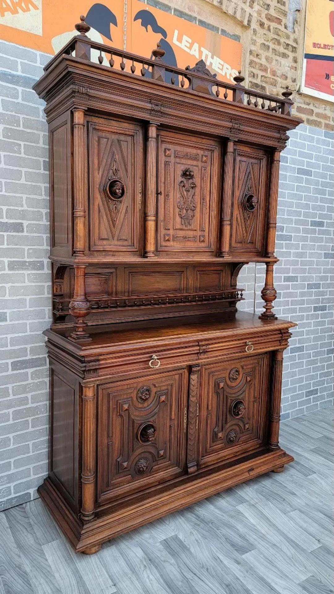 Antique French Gothic Figural Carved Walnut Chateau Buffet Sideboard Cabinet en Bueno estado para la venta en Chicago, IL