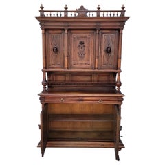 Ancienne armoire buffet de château en noyer sculpté, de style gothique français