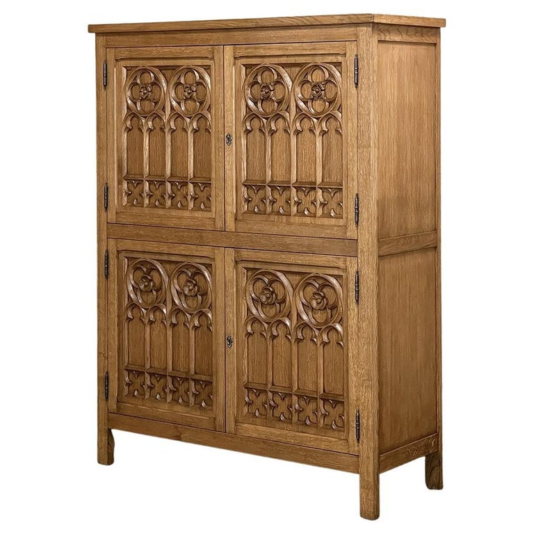 Ancienne armoire gothique française à quatre portes En vente sur 1stDibs