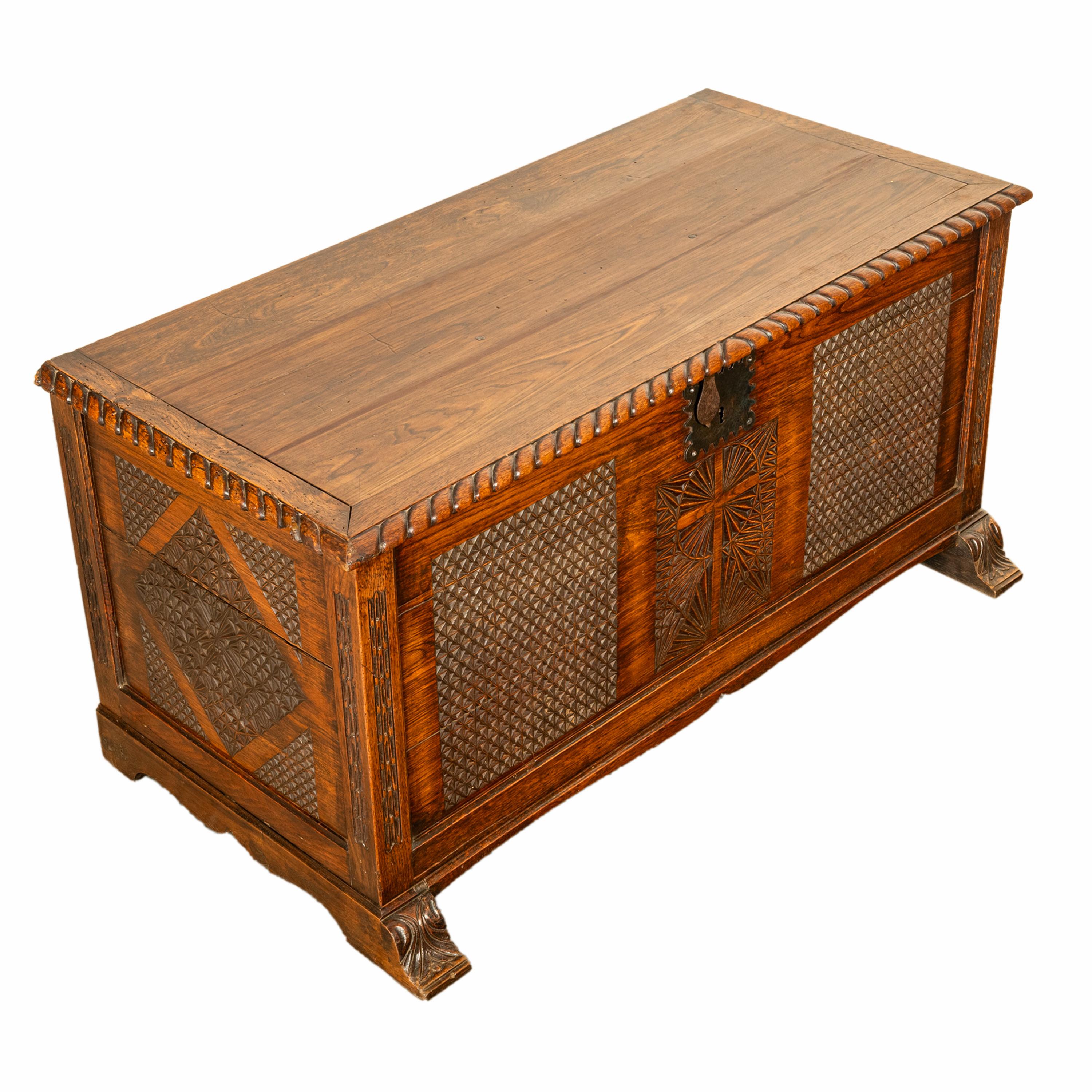 Ancienne commode coffre-fort Dowry en chêne sculpté de style néo-gothique français, 1820 en vente 2