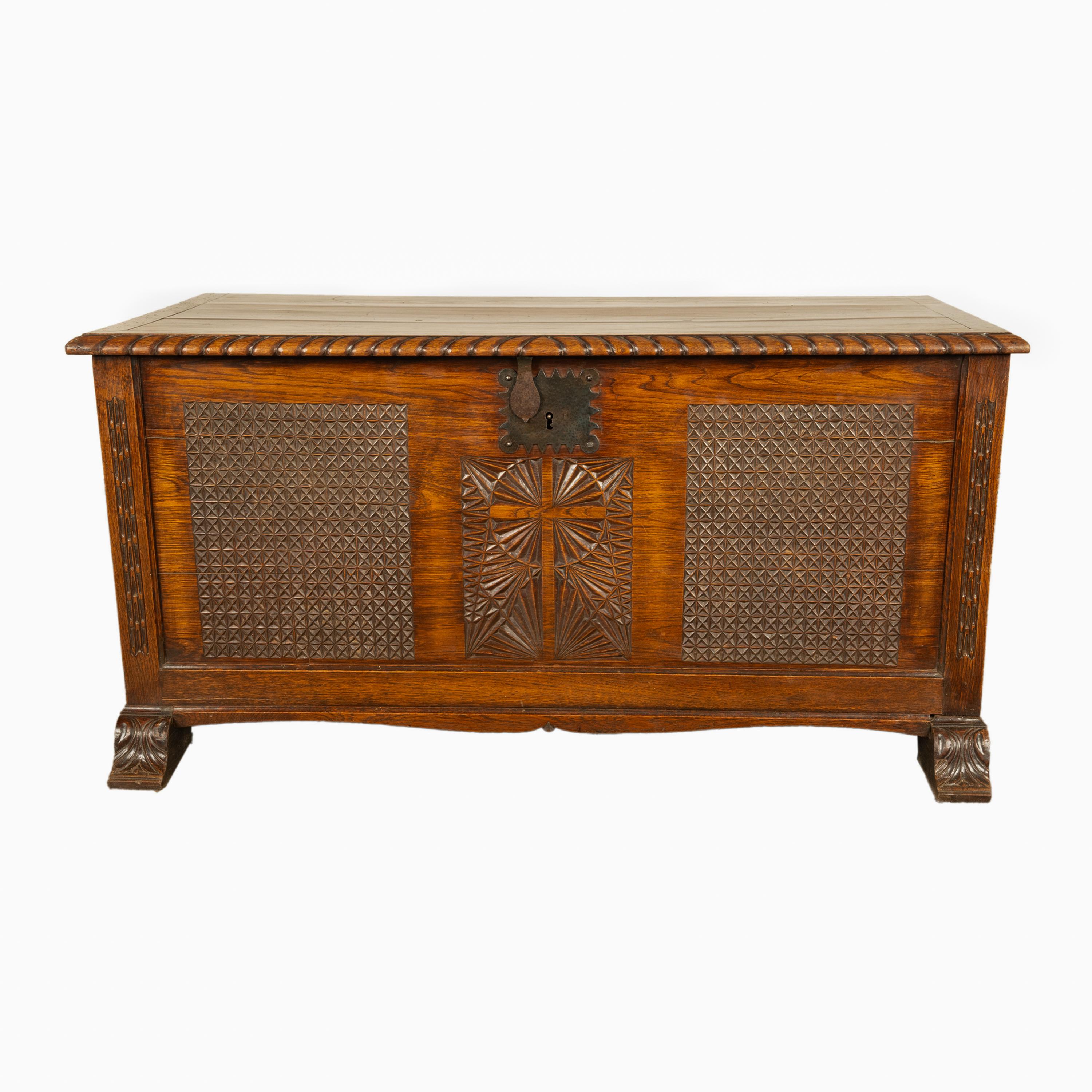 Ancienne commode coffre-fort Dowry en chêne sculpté de style néo-gothique français, 1820 en vente 3