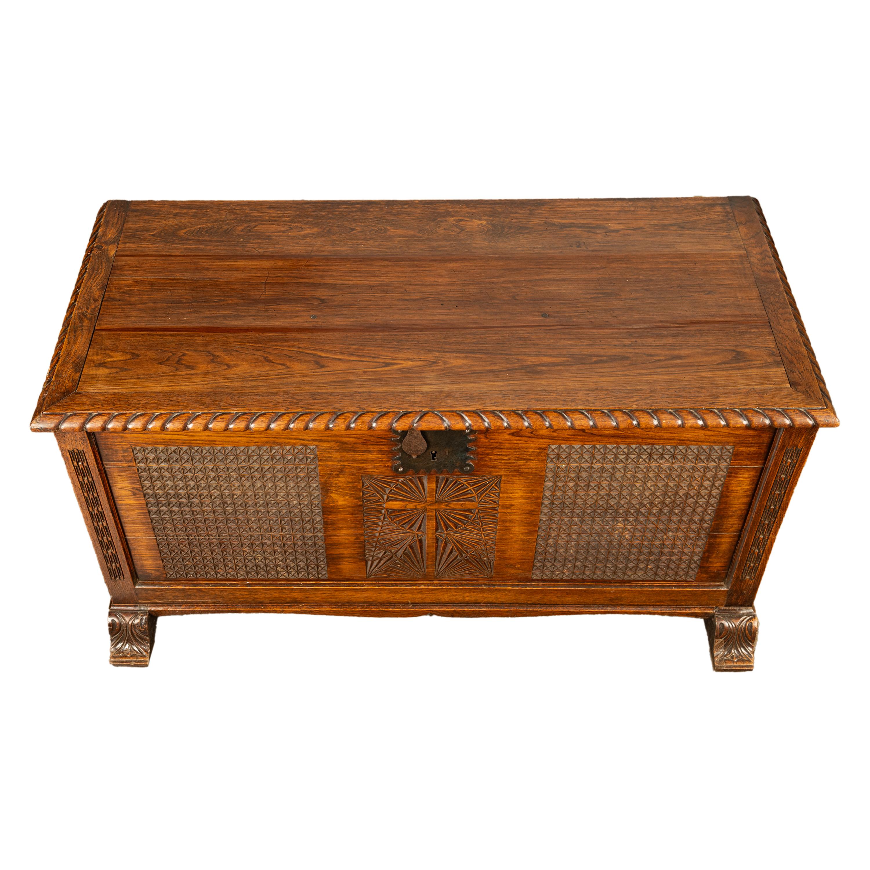 Ancienne commode coffre-fort Dowry en chêne sculpté de style néo-gothique français, 1820 en vente 4