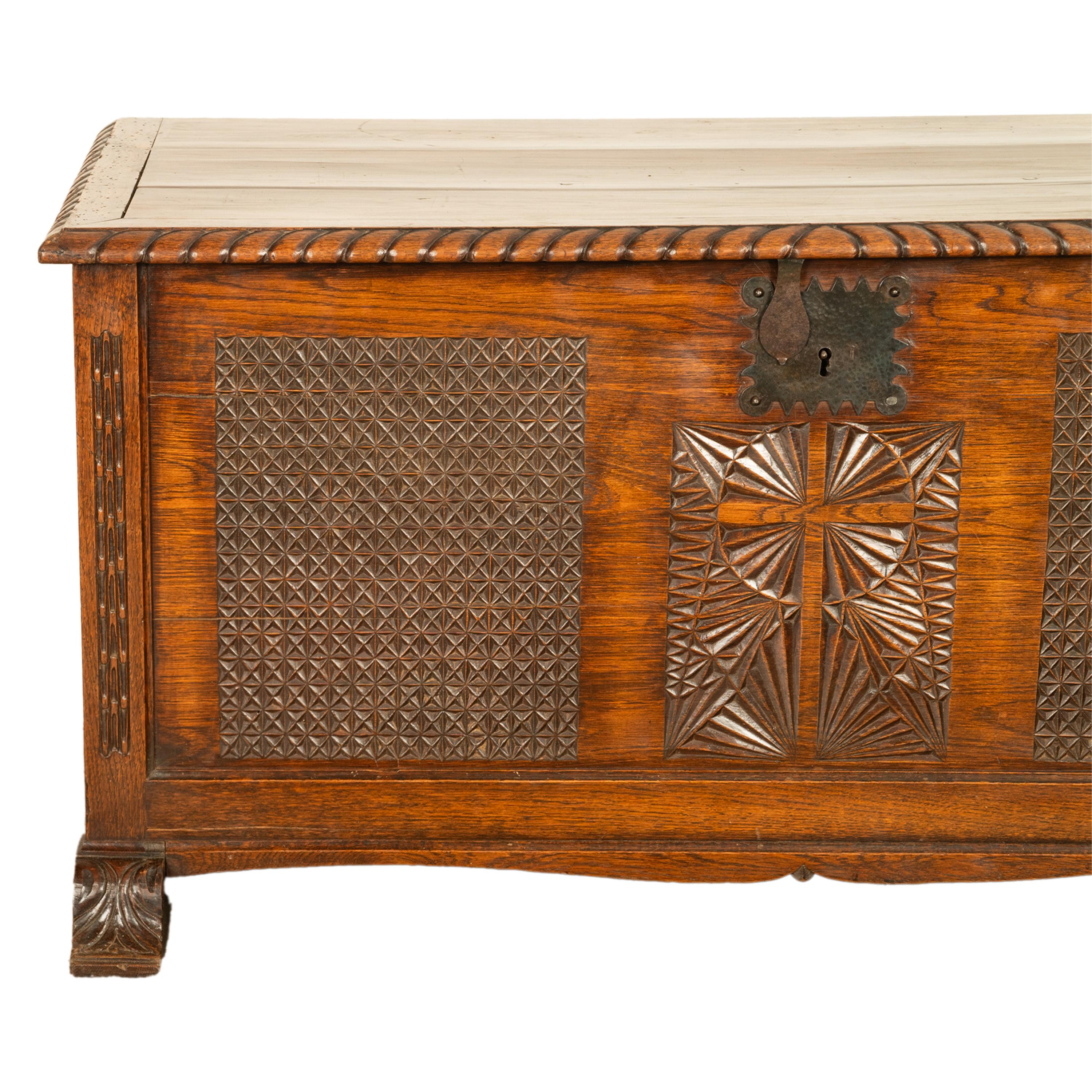 Ancienne commode coffre-fort Dowry en chêne sculpté de style néo-gothique français, 1820 en vente 5