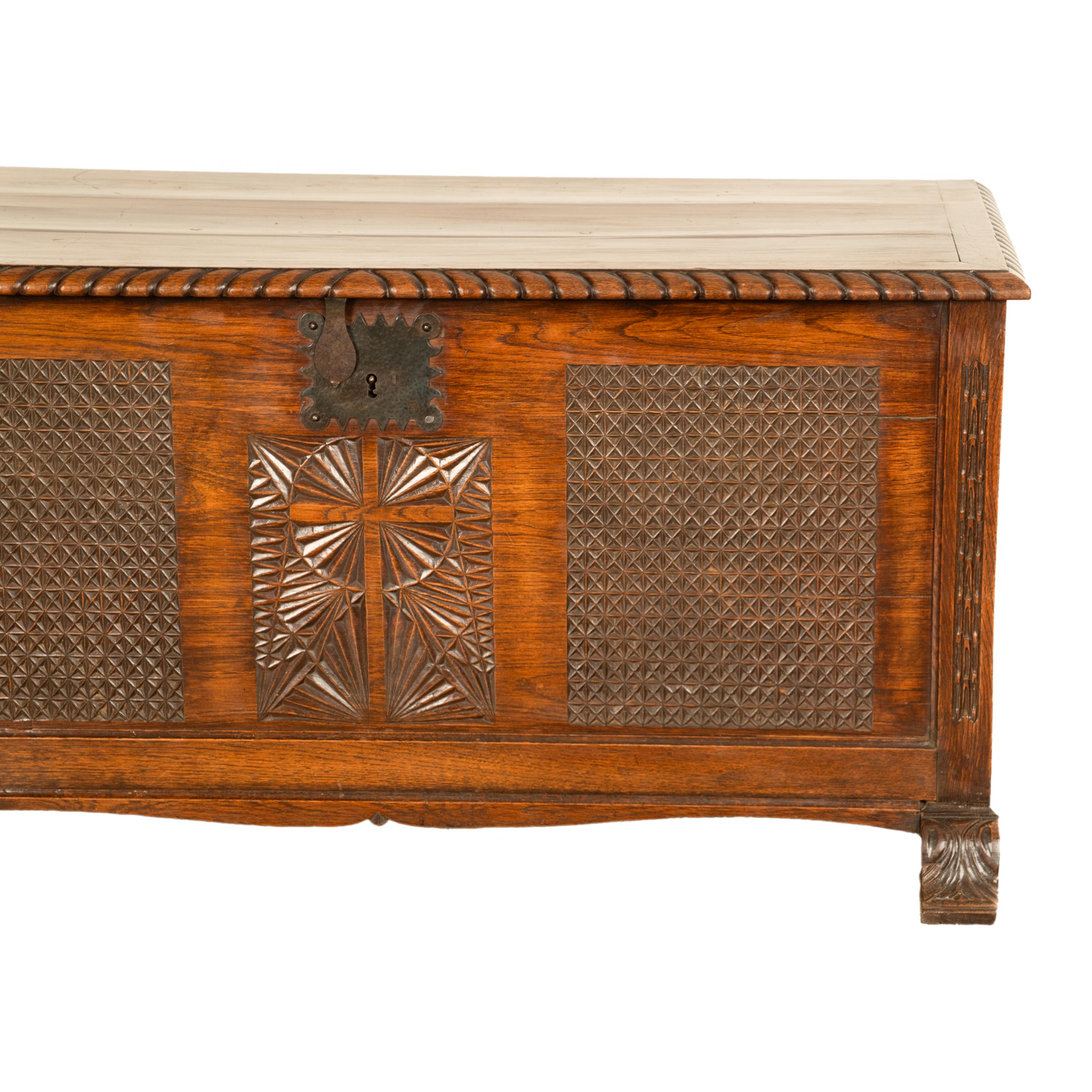 Ancienne commode coffre-fort Dowry en chêne sculpté de style néo-gothique français, 1820 en vente 6