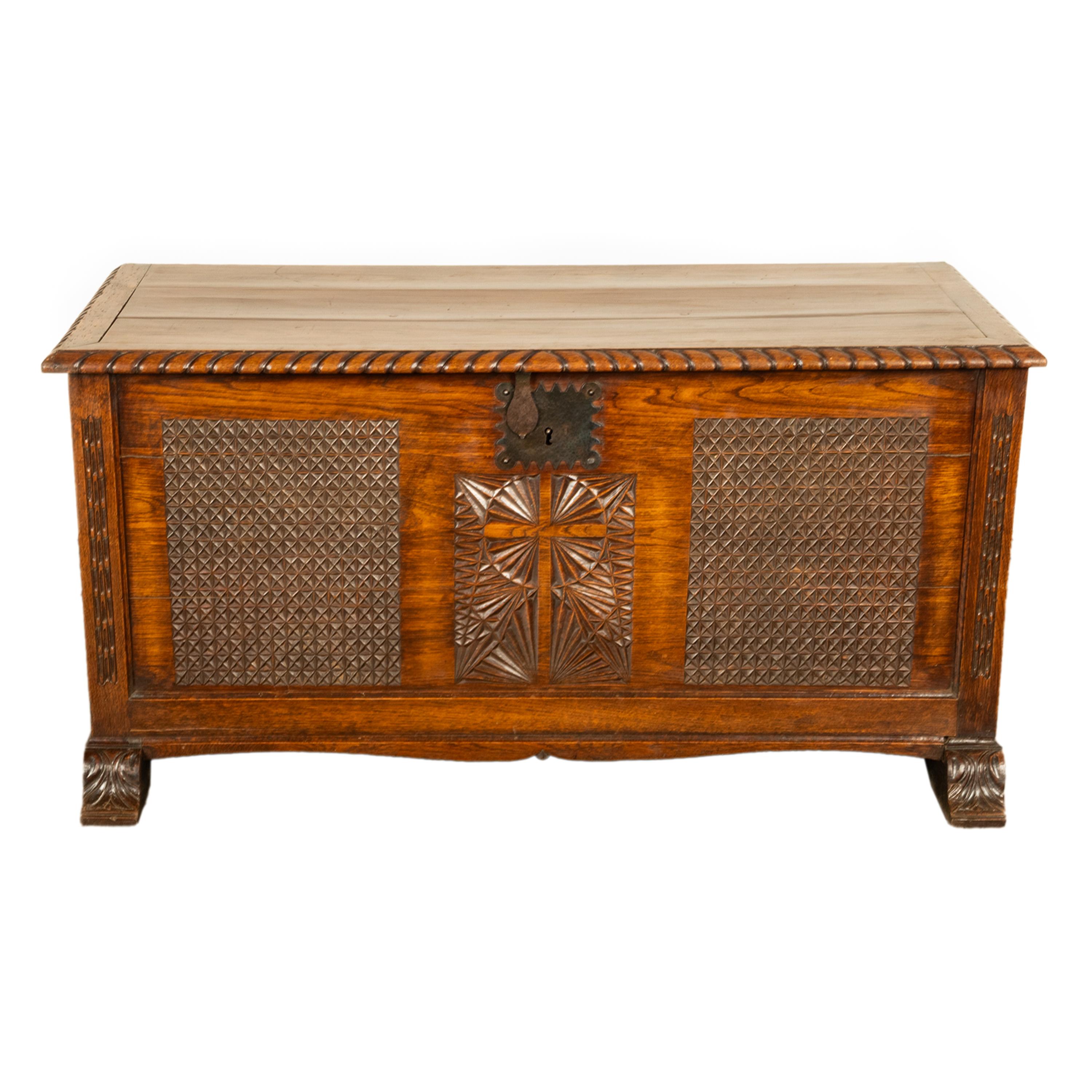 Un bon chjest/coffre en chêne sculpté de style néo-gothique français, vers 1820.
Le coffre a un couvercle à charnière avec un bord à godrons, l'avant du coffre a le moraillon et la serrure d'origine en fer forgé à la main, au-dessous se trouve un