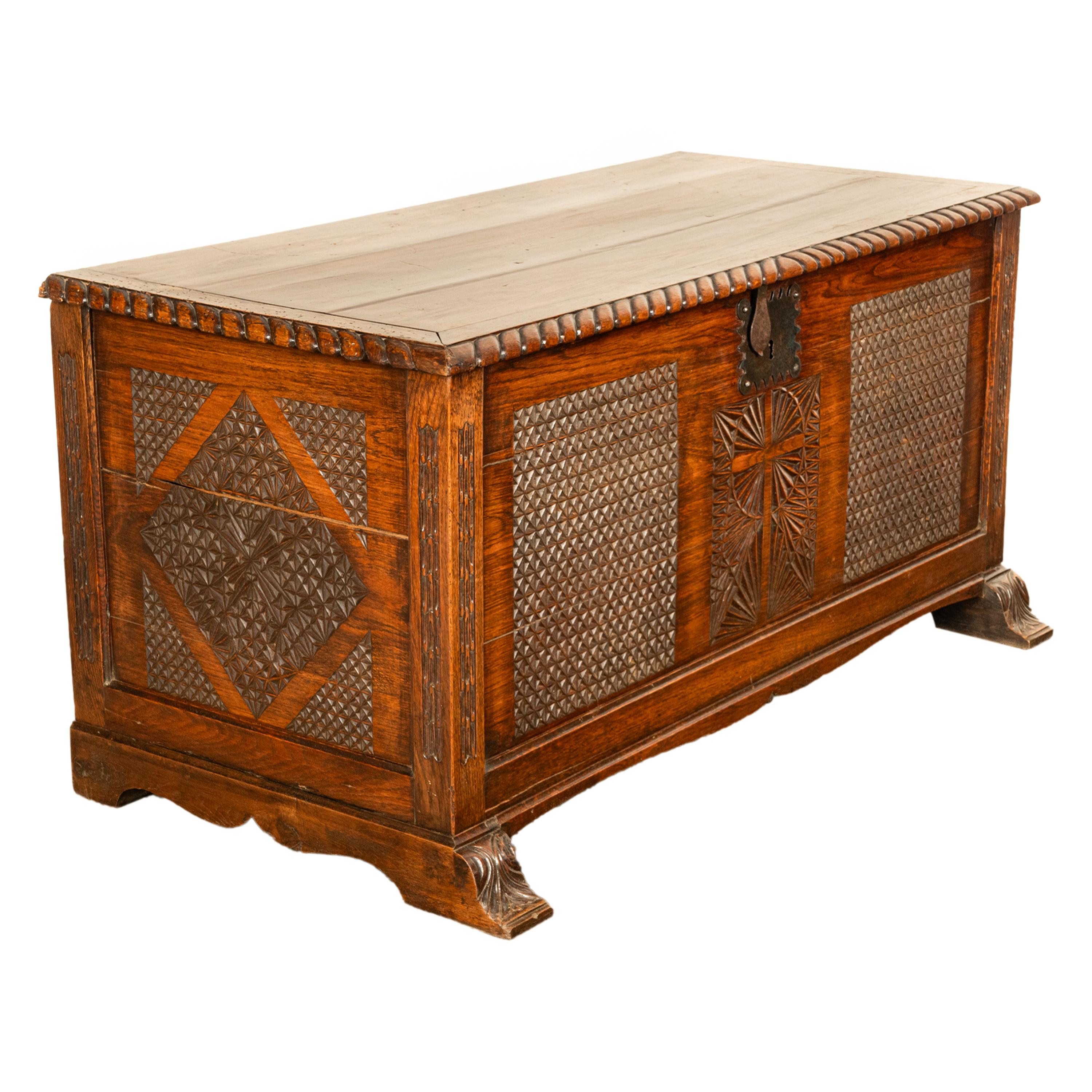 Néo-gothique Ancienne commode coffre-fort Dowry en chêne sculpté de style néo-gothique français, 1820 en vente