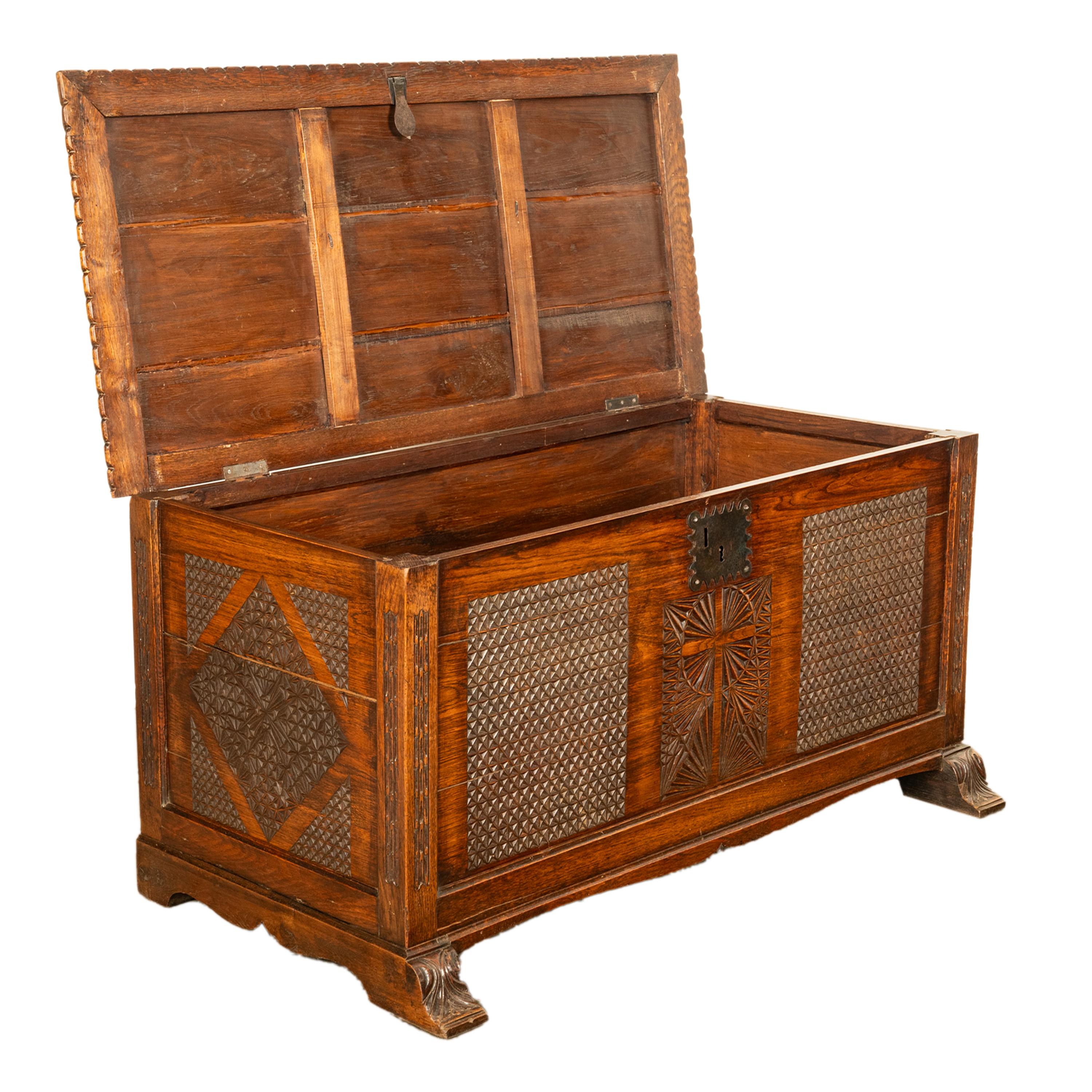 Français Ancienne commode coffre-fort Dowry en chêne sculpté de style néo-gothique français, 1820 en vente