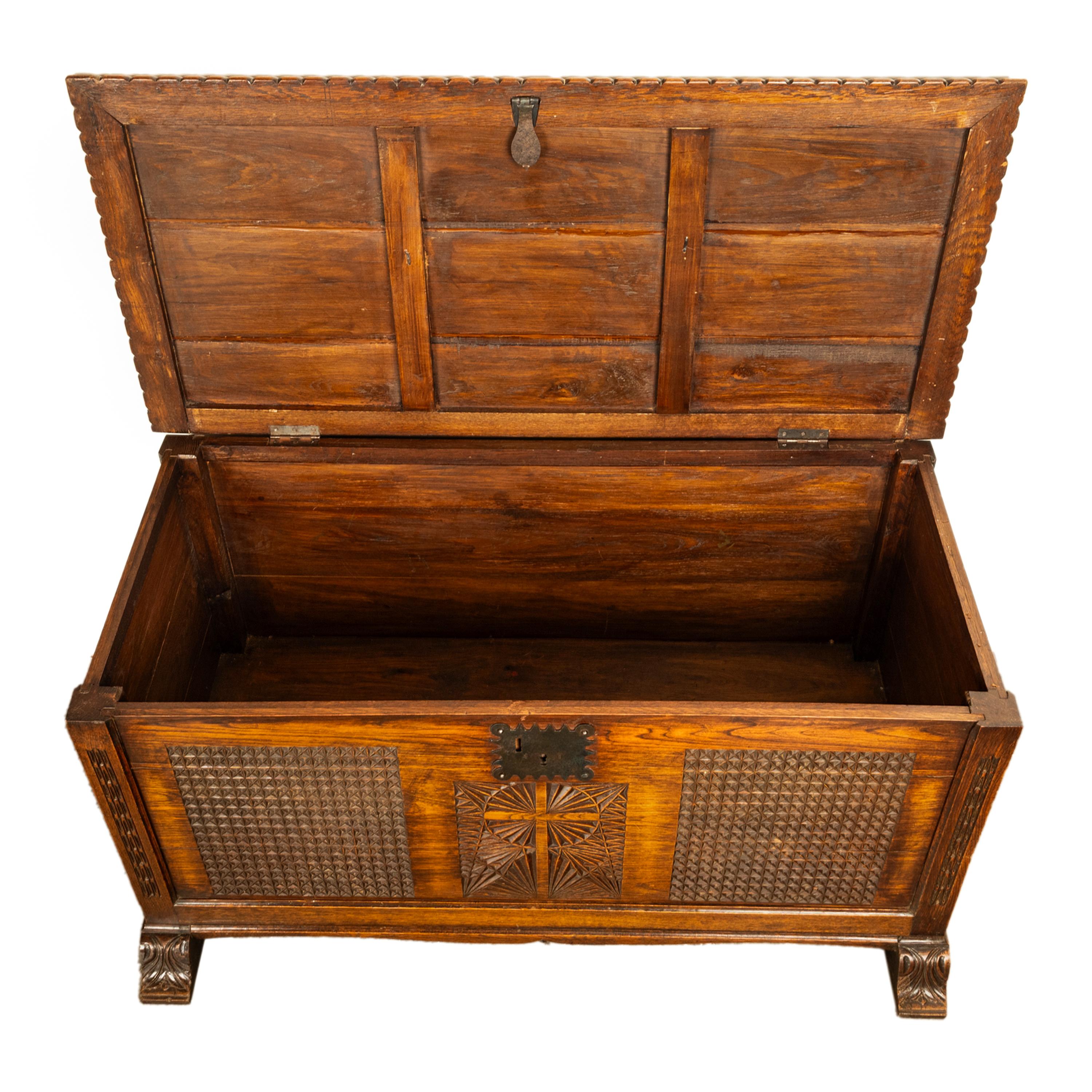 Ancienne commode coffre-fort Dowry en chêne sculpté de style néo-gothique français, 1820 Bon état - En vente à Portland, OR