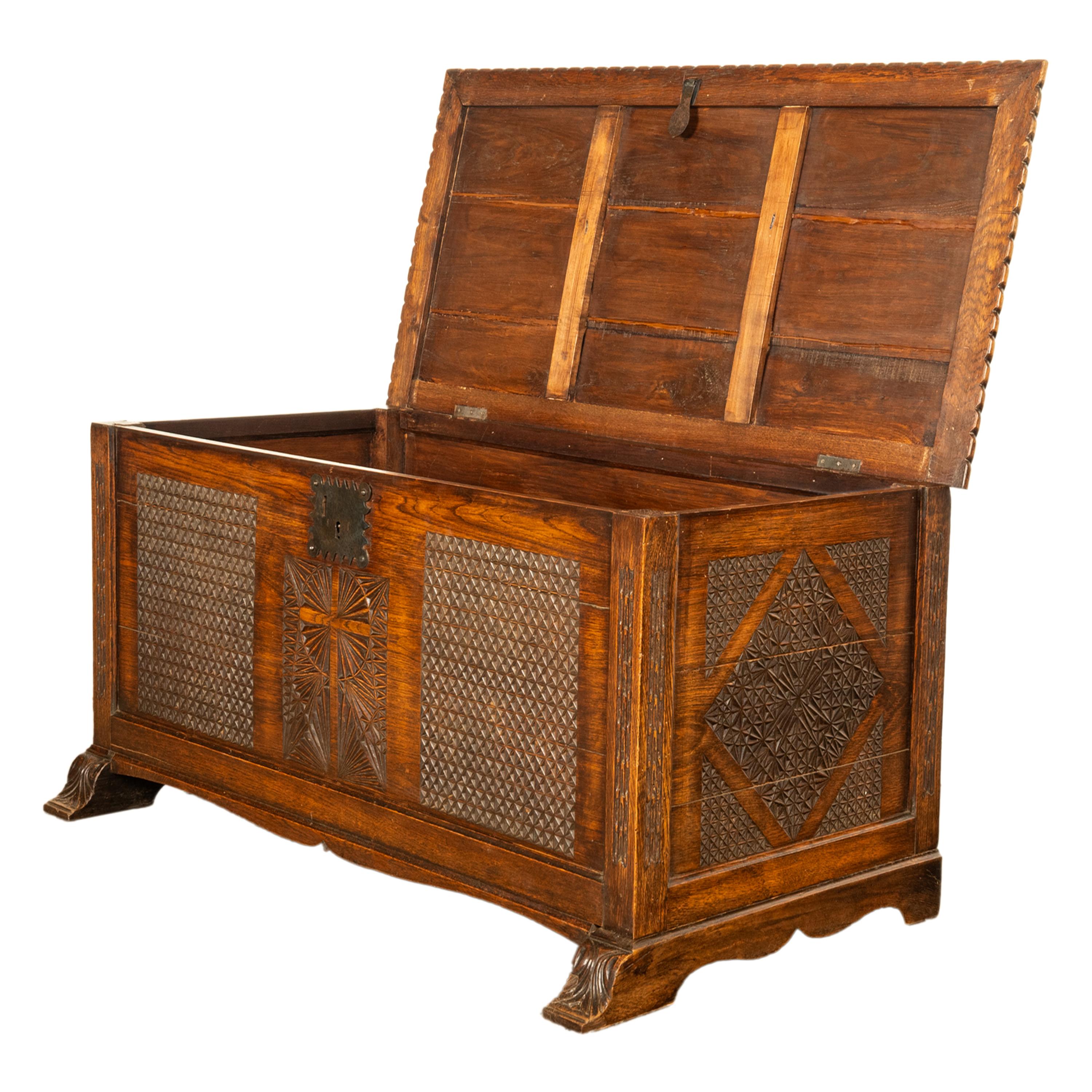 Début du XIXe siècle Ancienne commode coffre-fort Dowry en chêne sculpté de style néo-gothique français, 1820 en vente