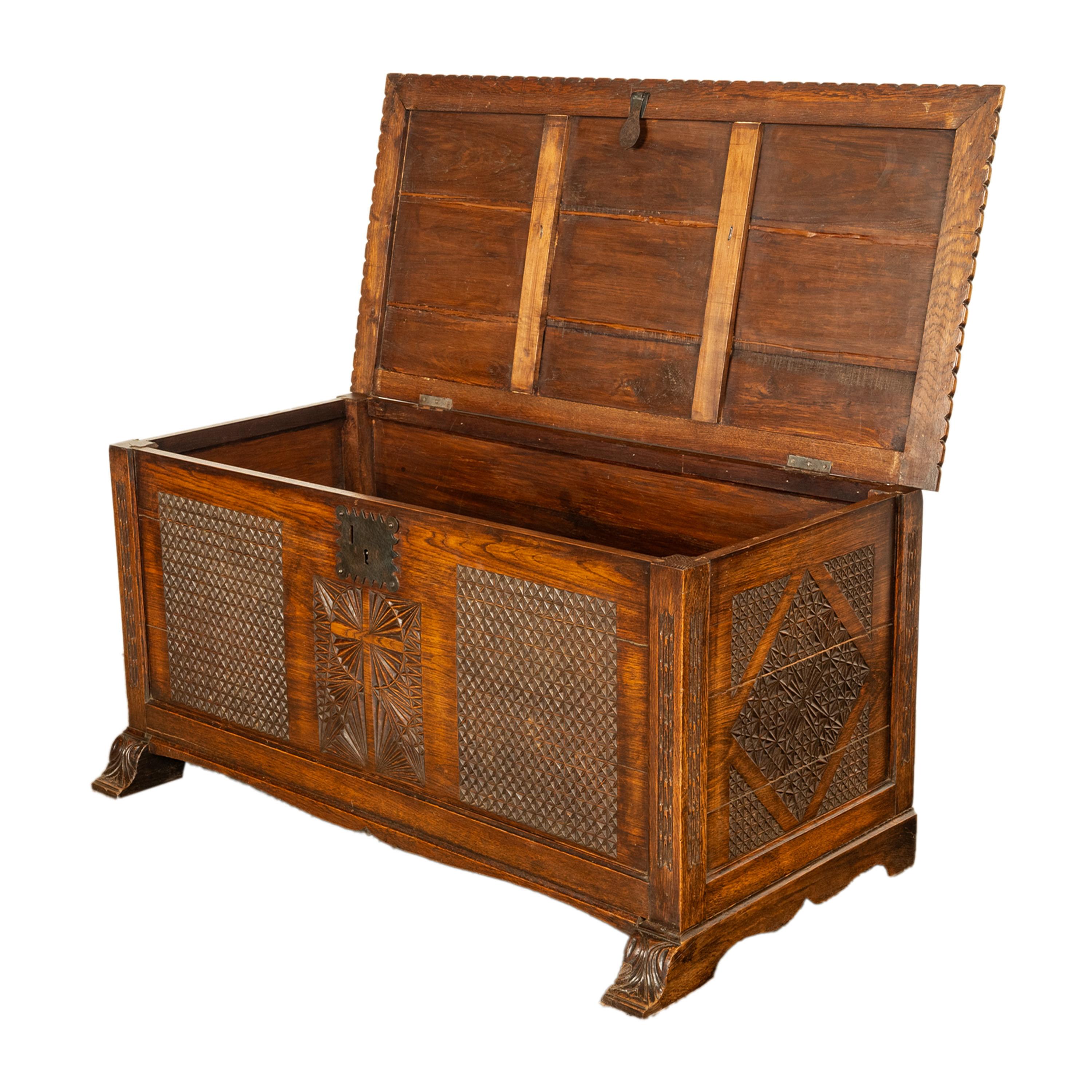 Chêne Ancienne commode coffre-fort Dowry en chêne sculpté de style néo-gothique français, 1820 en vente