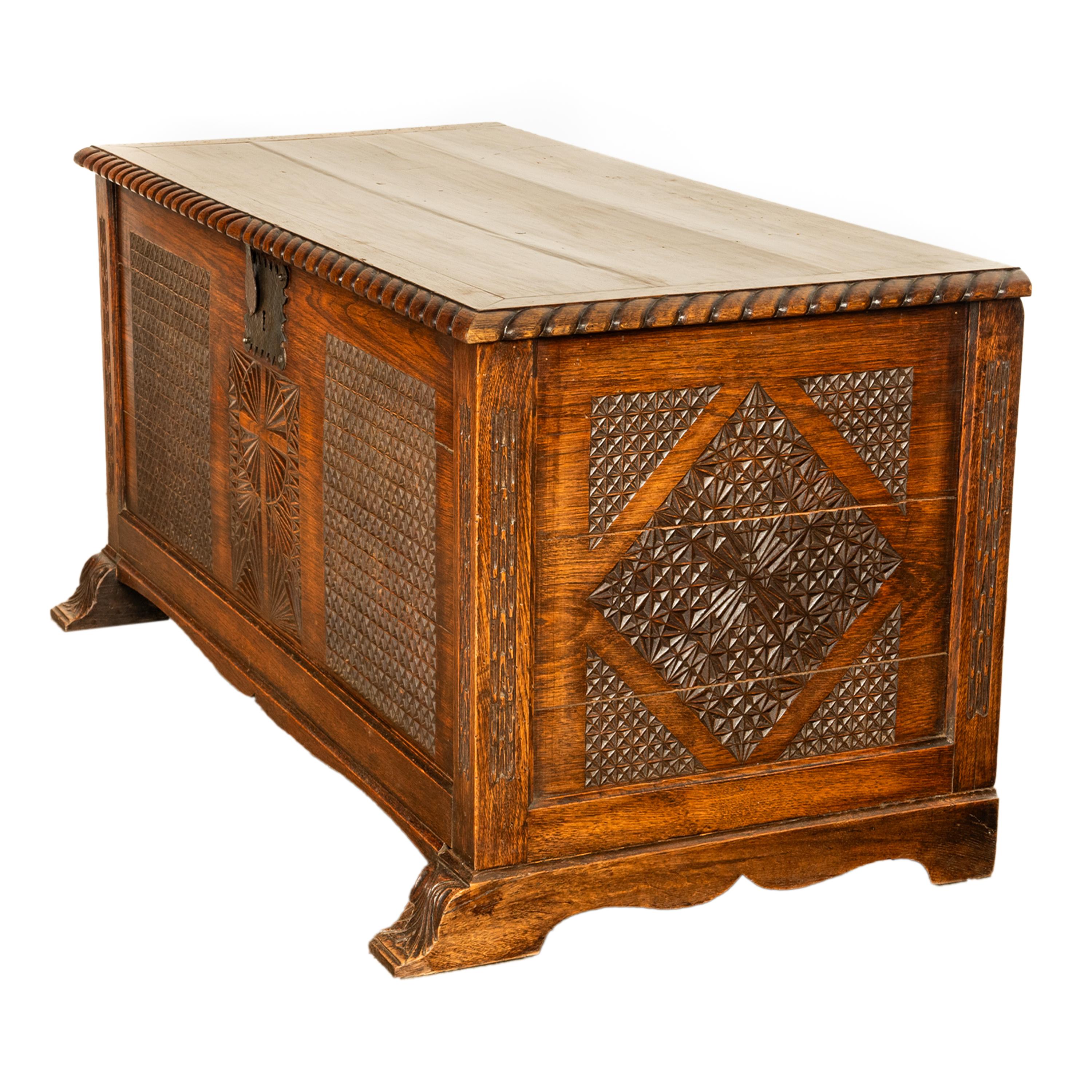 Ancienne commode coffre-fort Dowry en chêne sculpté de style néo-gothique français, 1820 en vente 1
