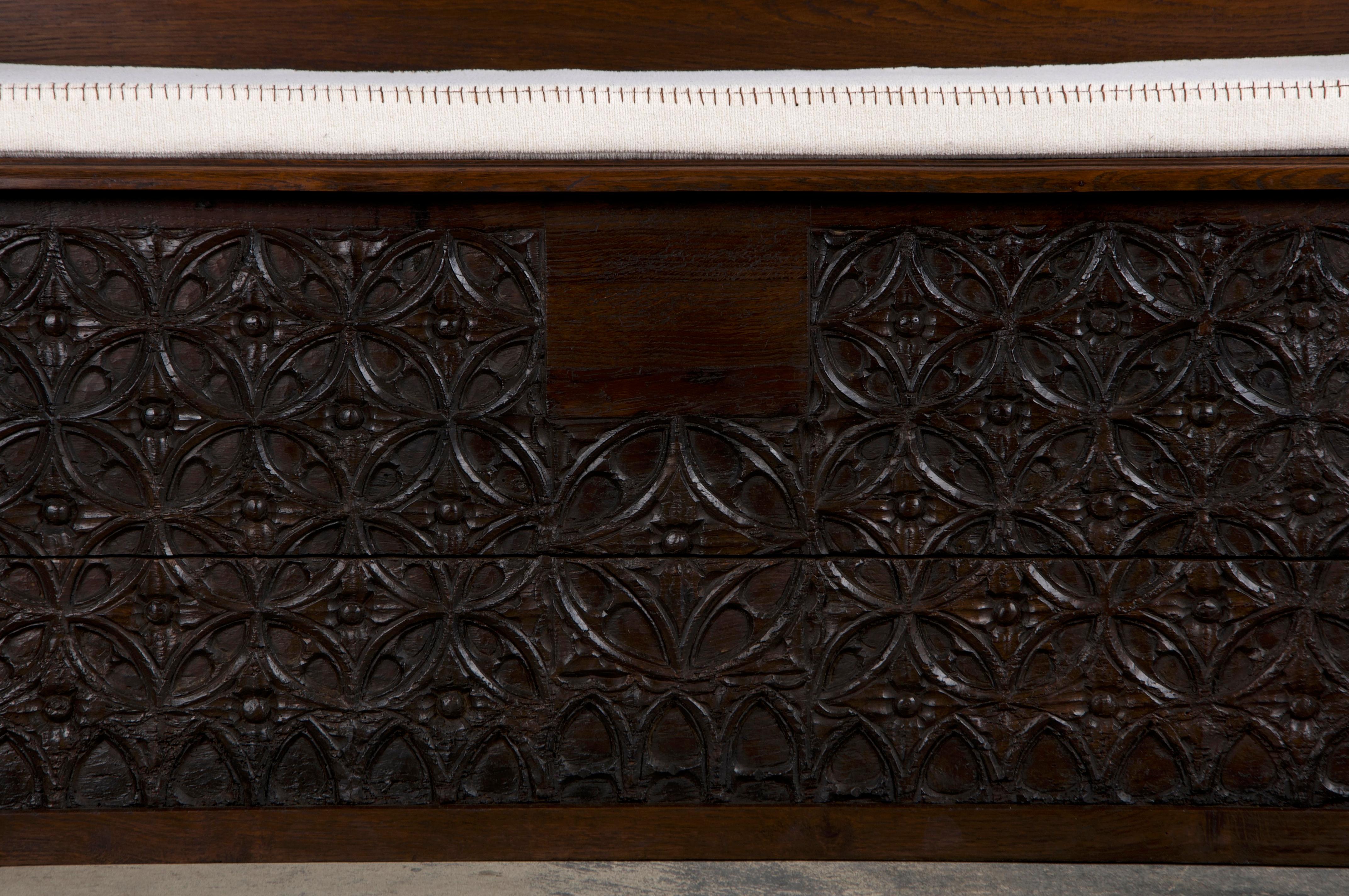 Antique French Gothic Revival Carved Oak Hall Bench W/ Cushion In Good Condition In Astoria, NY