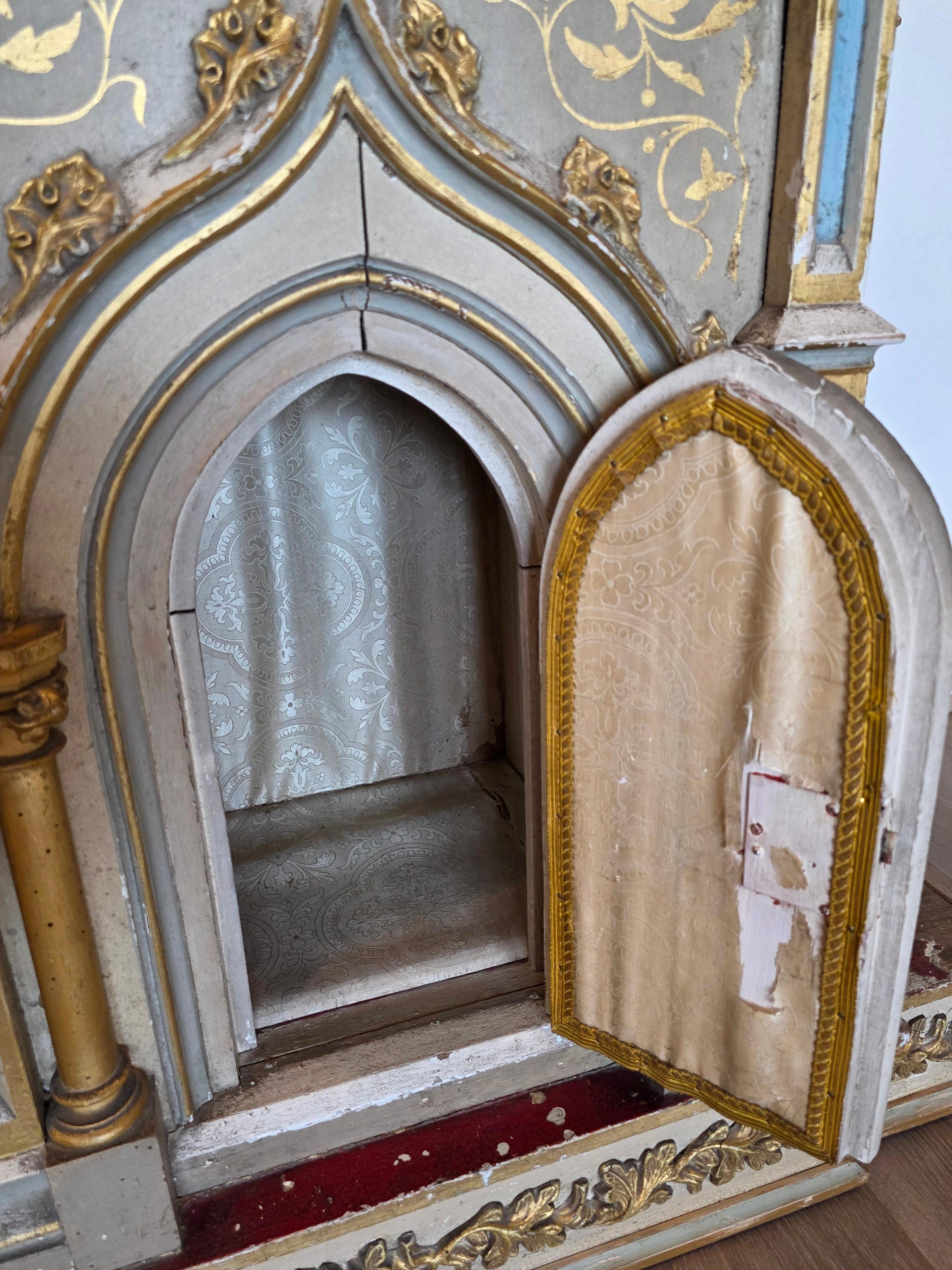 Antique French Gothic Revival Church Tabernacle Cabinet Cathedral Altar Shrine en vente 4