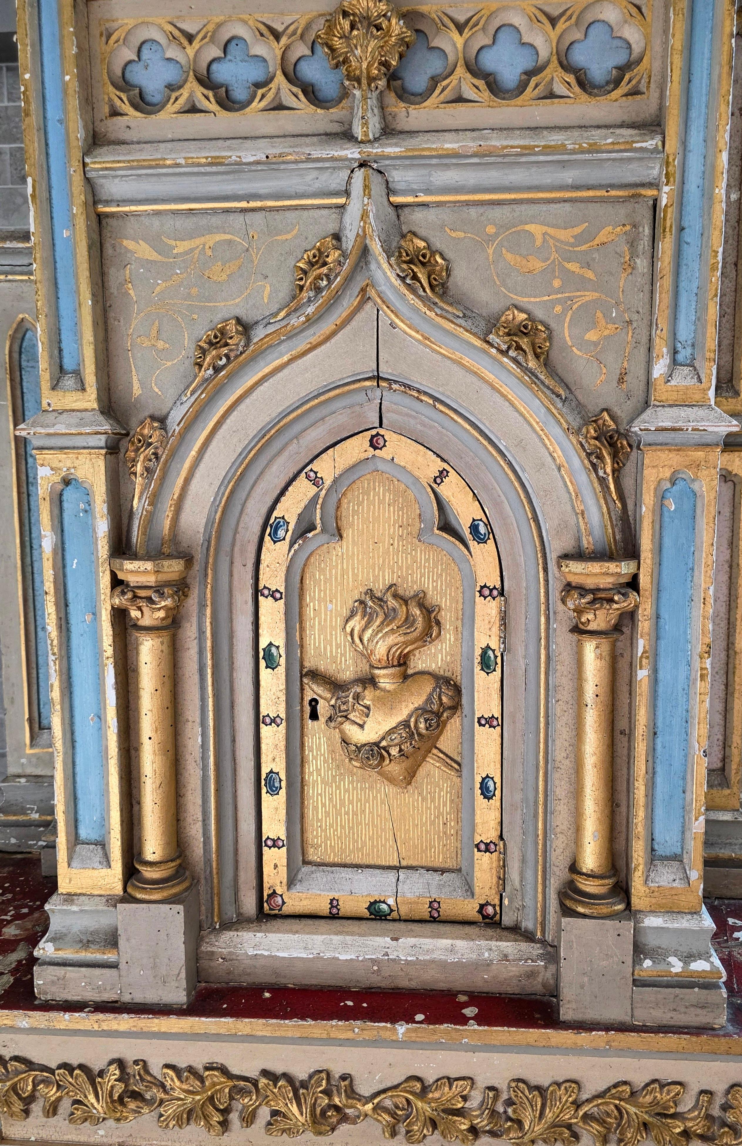 Sculpté Antique French Gothic Revival Church Tabernacle Cabinet Cathedral Altar Shrine en vente