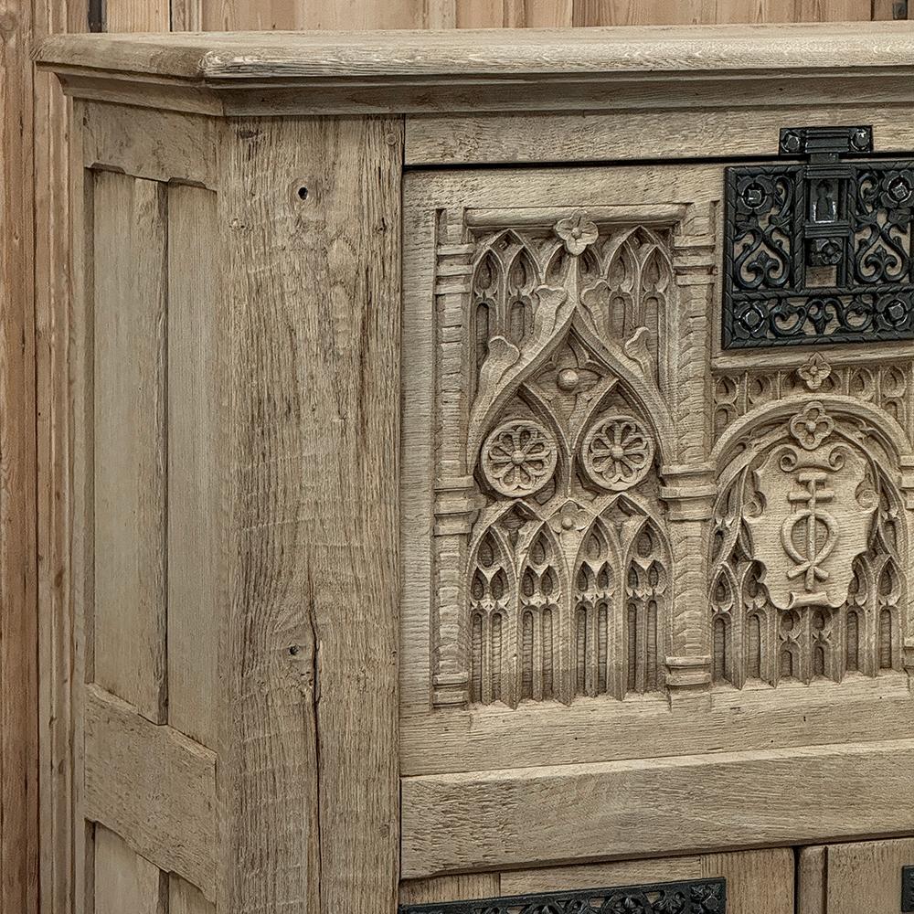Antike französische Gotik-Revival-Barelemente ~ Erhitzter Schrank aus gestreifter Eiche im Angebot 2