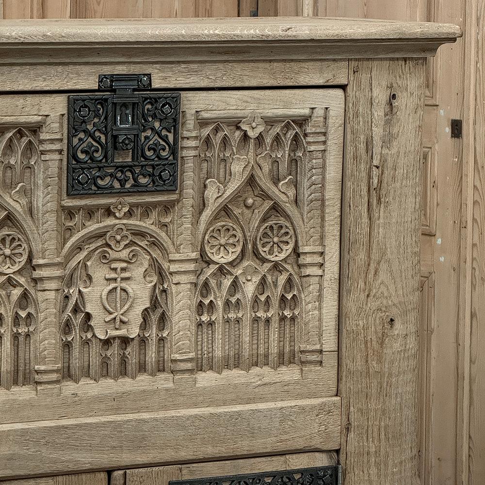 Antike französische Gotik-Revival-Barelemente ~ Erhitzter Schrank aus gestreifter Eiche im Angebot 4