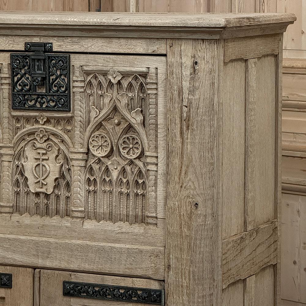 Antike französische Gotik-Revival-Barelemente ~ Erhitzter Schrank aus gestreifter Eiche im Angebot 7