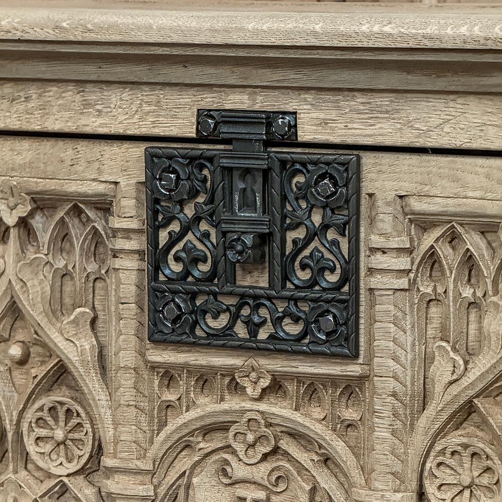 Antike französische Gotik-Revival-Barelemente ~ Erhitzter Schrank aus gestreifter Eiche im Angebot 11